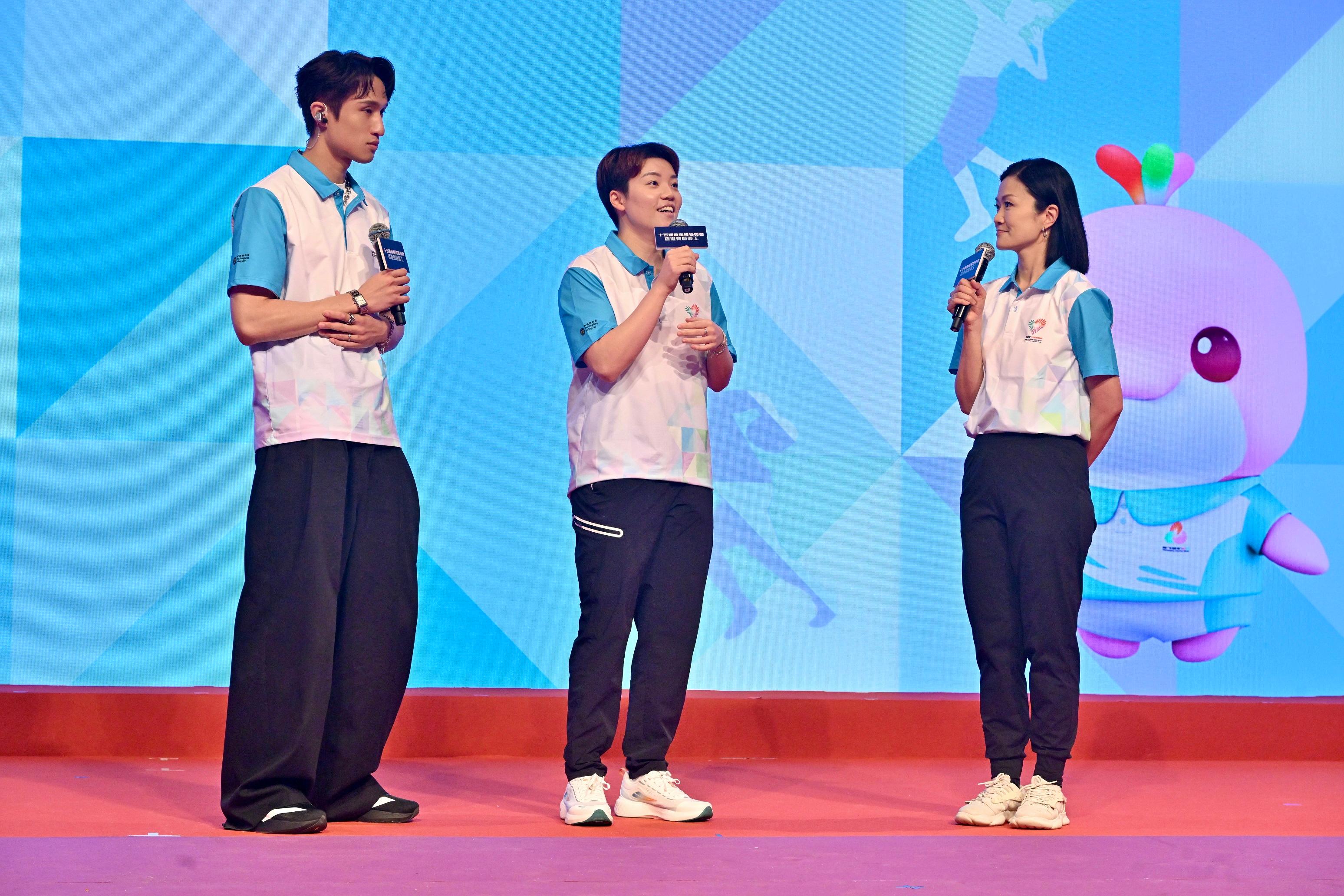The pledging ceremony for the volunteers of the 15th National Games, the 12th National Games for Persons with Disabilities and the 9th National Special Olympic Games in Hong Kong was held at Queen Elizabeth Stadium today (September 14). Photo shows fencer Ryan Choi (left) and table tennis athlete Doo Hoi-kam (centre) sharing how volunteers assisted athletes during international competitions, enabling them to focus on their performance.