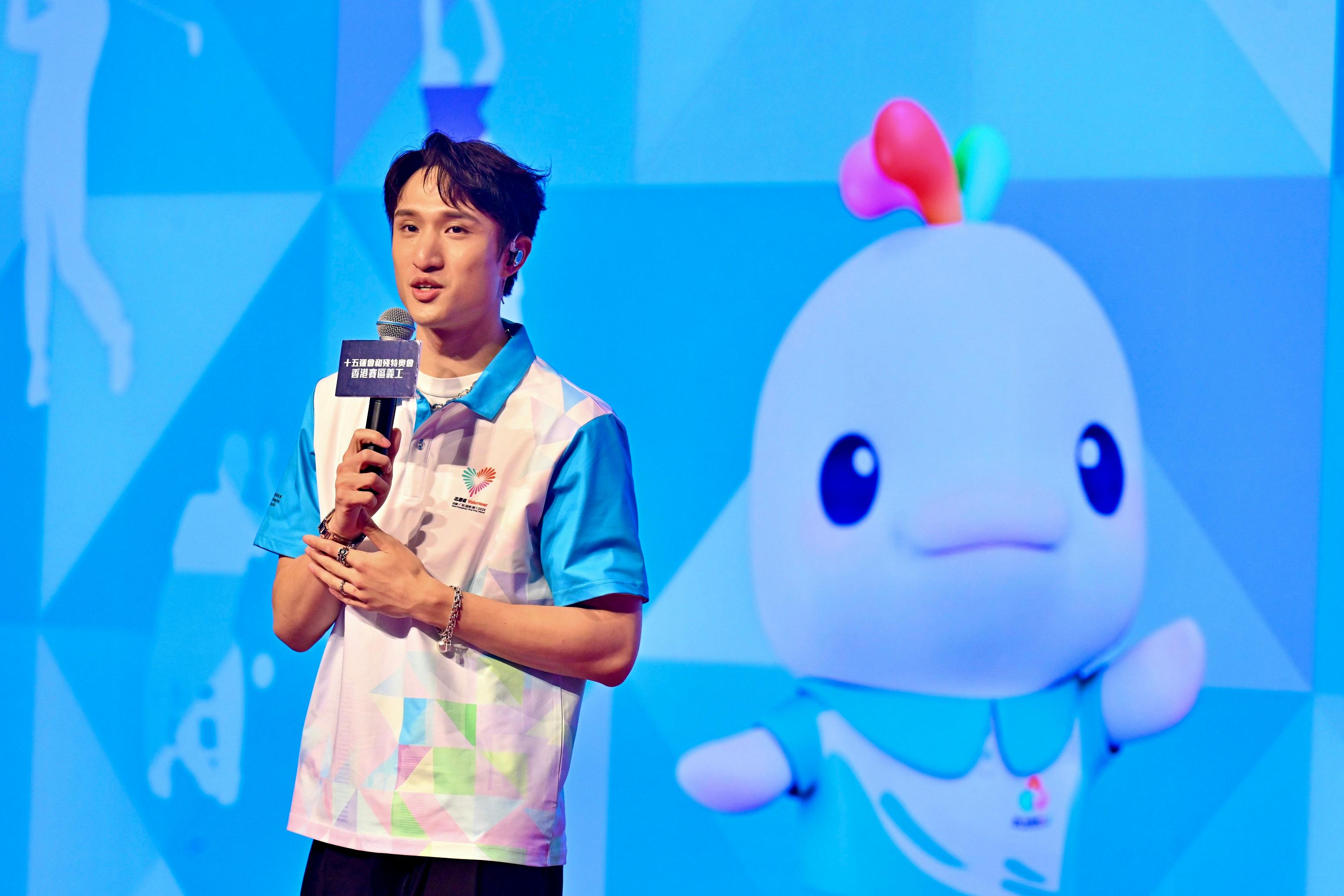 The pledging ceremony for the volunteers of the 15th National Games (NG), the 12th National Games for Persons with Disabilities (NGD) and the 9th National Special Olympic Games (NSOG) in Hong Kong was held at Queen Elizabeth Stadium today (September 14). Photo shows fencer Ryan Choi singing at the ceremony to encourage the volunteers who will be serving at the 15th NG, the 12th NGD and the 9th NSOG.
