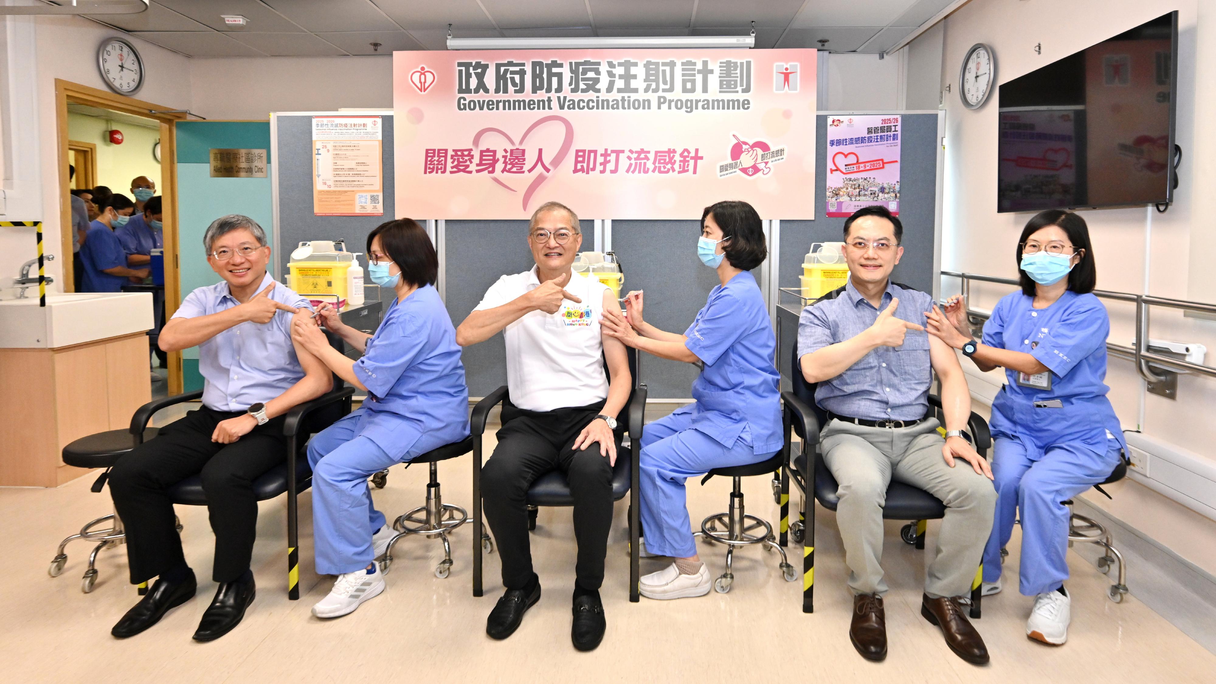 醫務衞生局（醫衞局）局長盧寵茂教授（左三）、醫衞局常任秘書長陳松青（左一）和衞生署署長林文健醫生（右二）今日（九月十五日）在西灣河普通科門診診所接種季節性流感疫苗，盧寵茂教授和陳松青亦同時接種新冠疫苗。