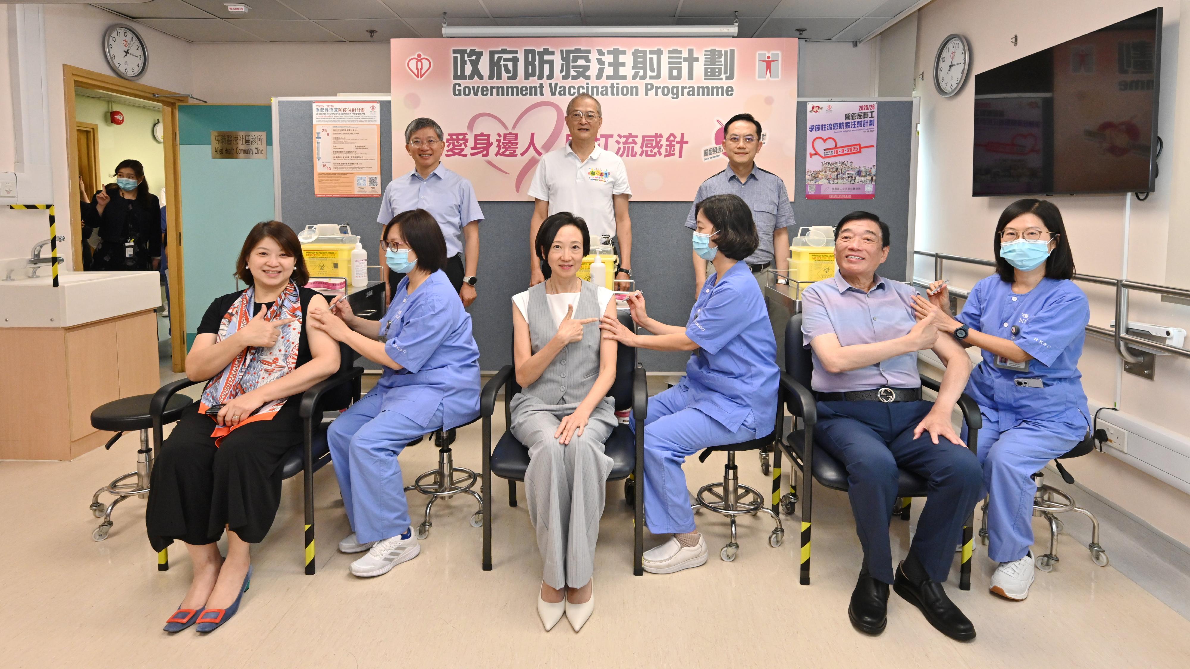 醫務衞生局（醫衞局）副局長范婉雯醫生（前排左三）、醫院管理局（醫管局）主席范鴻齡（前排右二）和醫管局行政總裁李夏茵醫生（前排左一）今日（九月十五日）在西灣河普通科門診診所接種季節性流感疫苗，范鴻齡和李夏茵醫生亦同時接種新冠疫苗。陪同他們接種的有醫衞局局長盧寵茂教授（後排中）、醫衞局常任秘書長陳松青（後排左）和衞生署署長林文健醫生（後排右）。