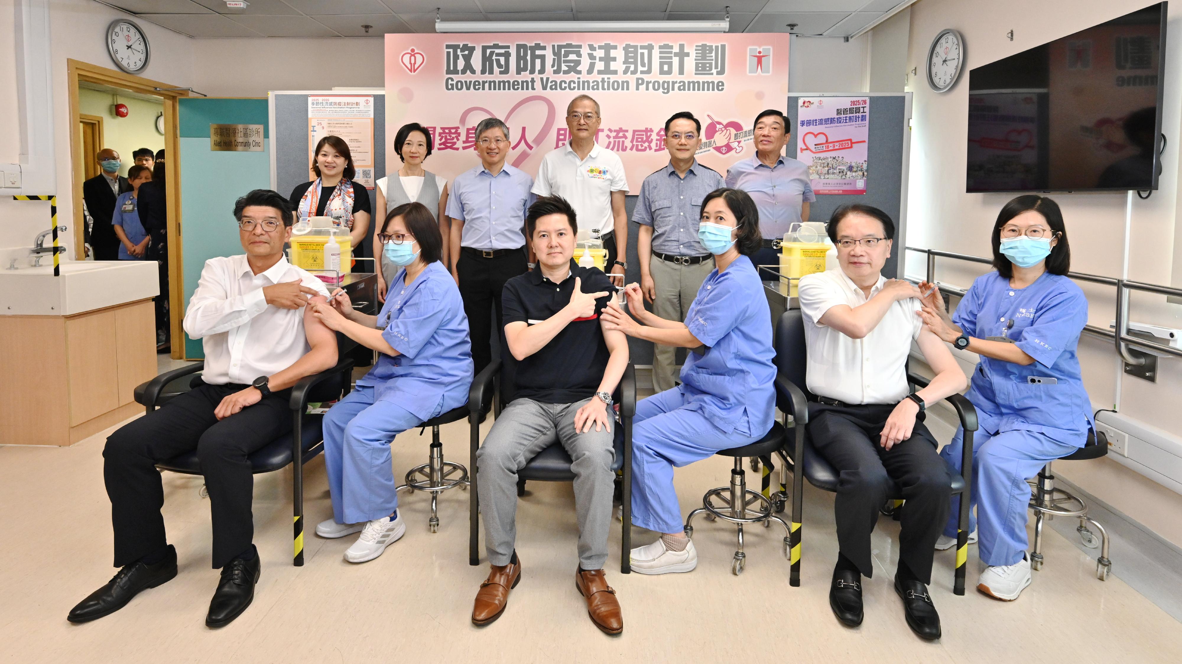 衞生署衞生防護中心總監徐樂堅醫生（前排左三）、醫務衞生局（醫衞局）基層醫療健康專員彭飛舟醫生（前排左一）和醫衞局策略採購統籌處總監張偉麟醫生（前排右二）今日（九月十五日）在西灣河普通科門診診所接種季節性流感疫苗。陪同他們接種的有醫衞局局長盧寵茂教授（後排右三）、醫衞局常任秘書長陳松青（後排左三）、醫衞局副局長范婉雯醫生（後排左二）、衞生署署長林文健醫生（後排右二）、醫院管理局（醫管局）主席范鴻齡（後排右一）和醫管局行政總裁李夏茵醫生（後排左一）。