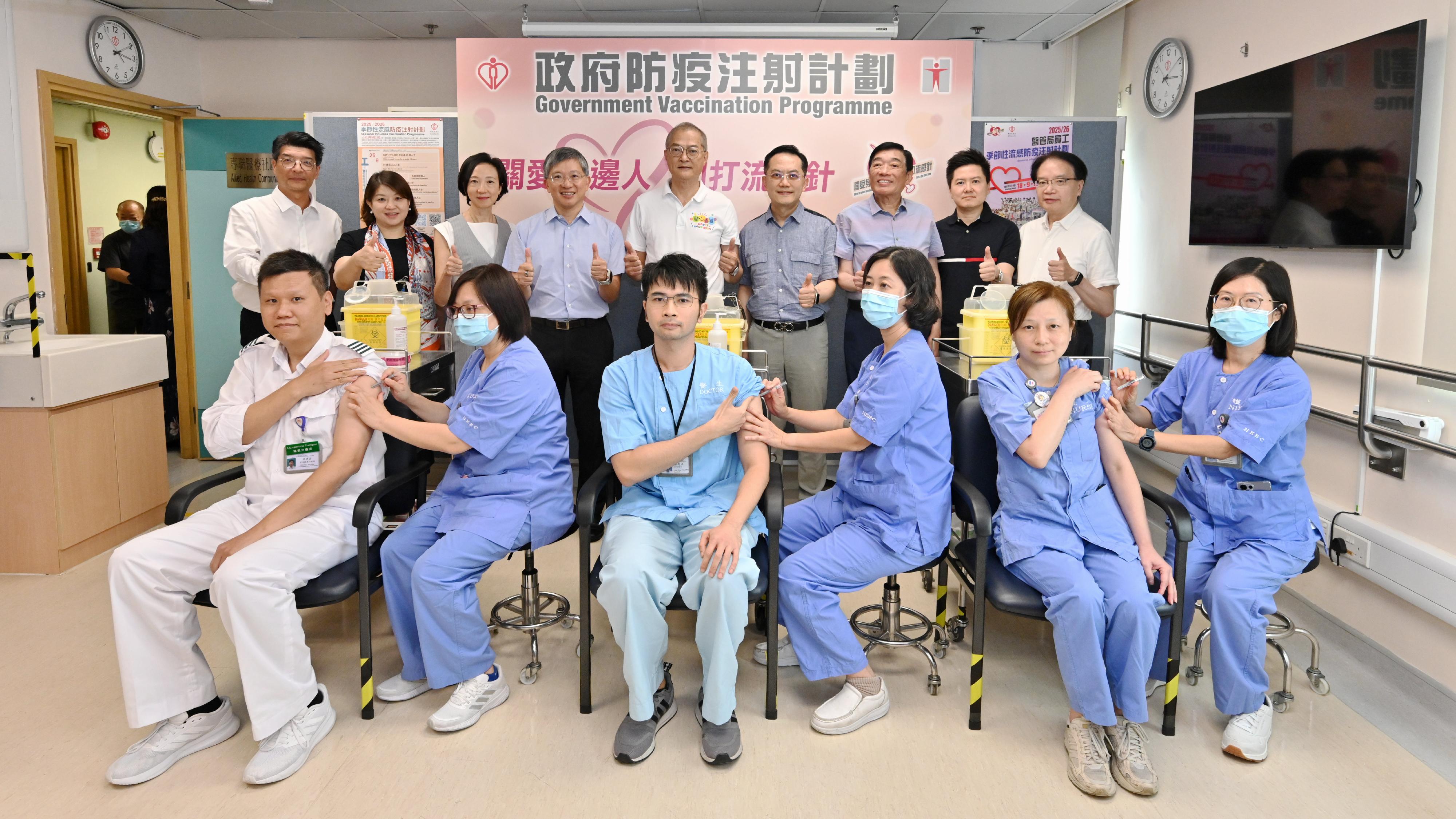 醫務衞生局（醫衞局）局長盧寵茂教授（後排中）、醫衞局常任秘書長陳松青（後排左四）、醫衞局副局長范婉雯醫生（後排左三）、衞生署署長林文健醫生（後排右四）、衞生署衞生防護中心總監徐樂堅醫生（後排右二）、醫衞局基層醫療健康專員彭飛舟醫生（後排左一）、醫衞局策略採購統籌處總監張偉麟醫生（後排右一）、醫院管理局（醫管局）主席范鴻齡（後排右三）和醫管局行政總裁李夏茵醫生（後排左二）今日（九月十五日）陪同前線醫護人員在西灣河普通科門診診所接種季節性流感疫苗 。