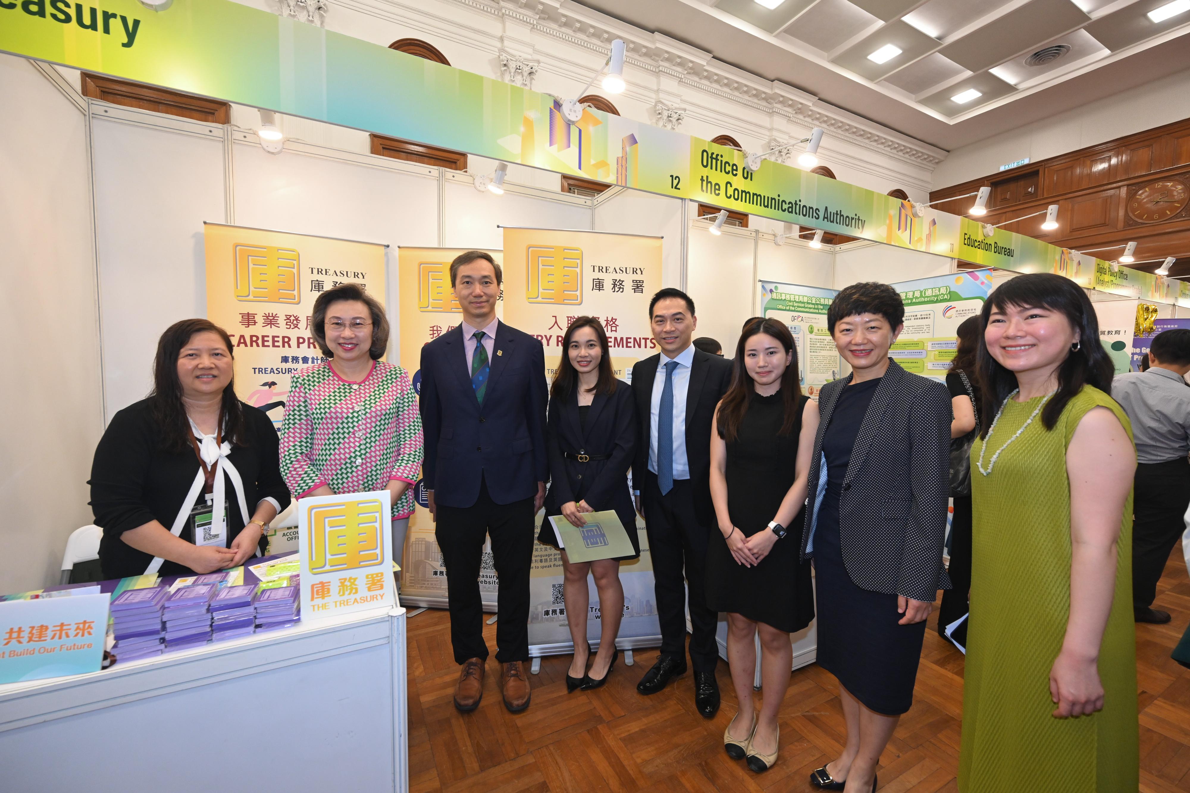 The Secretary for the Civil Service, Mrs Ingrid Yeung, attended the first Government Career Fair being held at local universities this year at the University of Hong Kong (HKU) this afternoon (September 15). Mrs Yeung (second left); the Vice-President and Pro-Vice-Chancellor (Business) of HKU, Professor Lin Chen (third left); the Dean of Student Affairs of HKU, Professor Kelvin Yeung (fourth right); and Deputy Secretary for the Civil Service Ms Eureka Cheung (second right) are pictured with Treasury officers at the department’s booth. The booth introduces the information of the Treasury Accountant and Accounting Officer II grades.