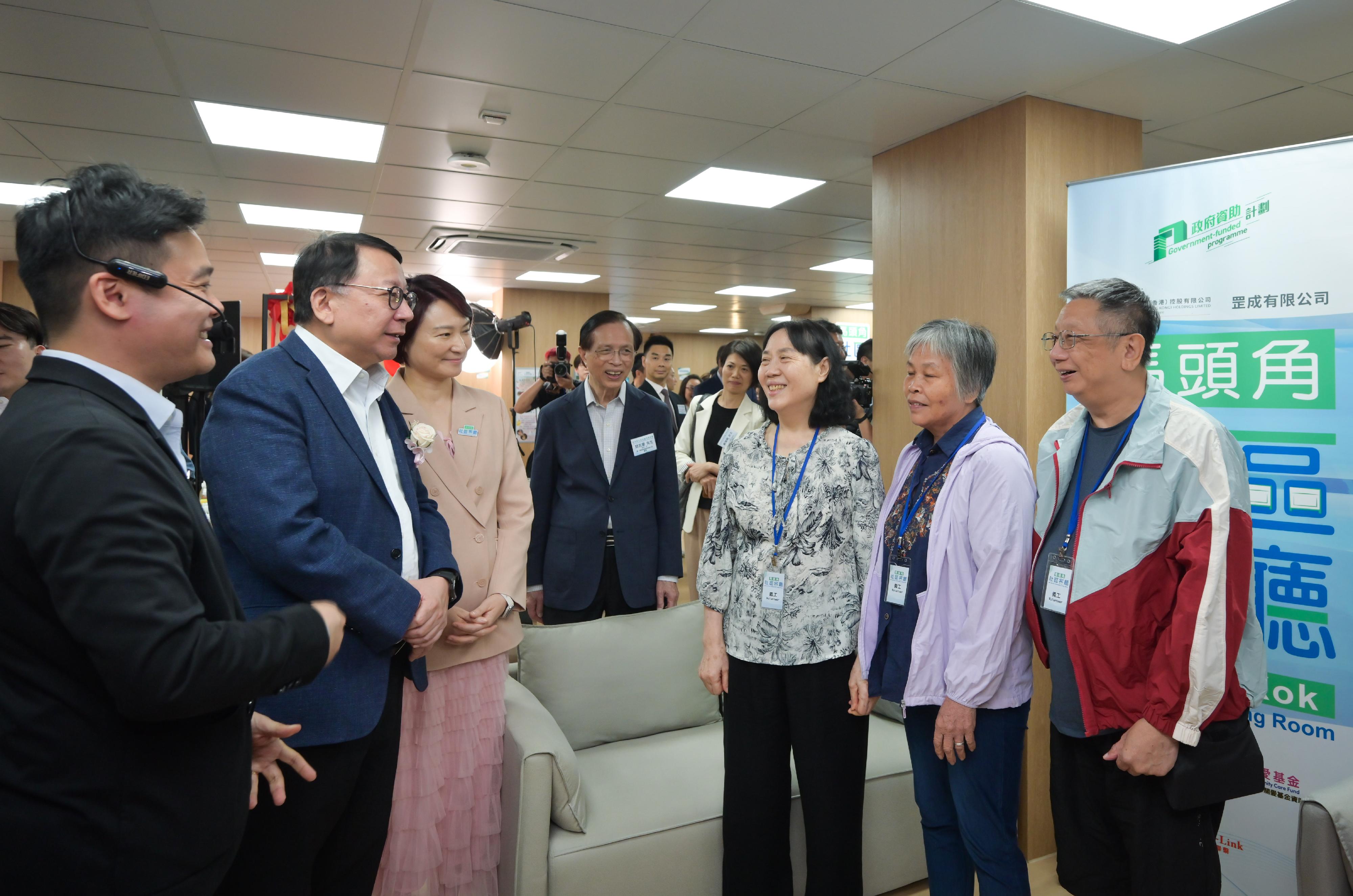 政務司司長陳國基今日（九月十五日）主持馬頭角社區客廳開幕典禮。勞工及福利局局長孫玉菡、中央人民政府駐香港特別行政區聯絡辦公室九龍工作部部長祝小東、嘉濤（香港）控股有限公司主席魏仕成、愛。聯繫慈善基金有限公司創會主席李慧琼博士、勞工及福利局常任秘書長劉焱、社會福利署署長杜永恒和愛。聯繫慈善基金有限公司董事簡志豪亦一同主禮。圖示陳國基（左二）與受惠人士交流，了解他們對社區客廳設施的意見。