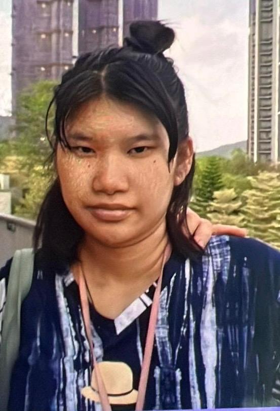 A Thai woman, Cheng Wai-ling, aged 22, is about 1.7 metres tall, 70 kilograms in weight and of fat build. She has a round face with yellow complexion and long black straight hair. She was last seen wearing a light blue short-sleeved shirt, dark-coloured shorts, white slippers, and carrying a green bag.