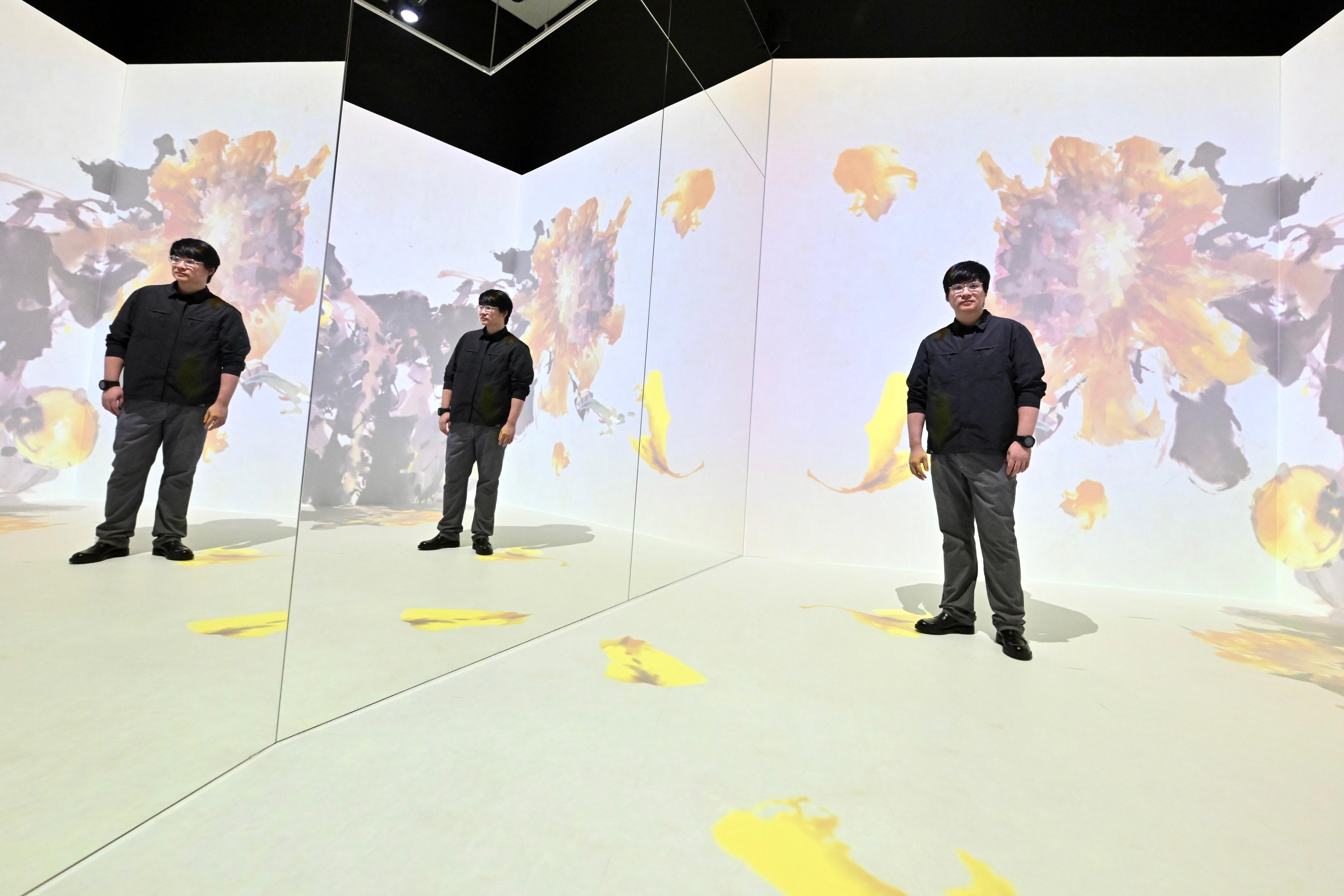 「嶺南風範：趙少昂誕辰一百二十周年紀念展」開幕典禮今日（九月十六日）在香港文化博物館舉行。圖示香港藝術家蕭劍英設計的沉浸式多媒體展示區，把趙少昂教授的花卉作品轉化為動畫場景。