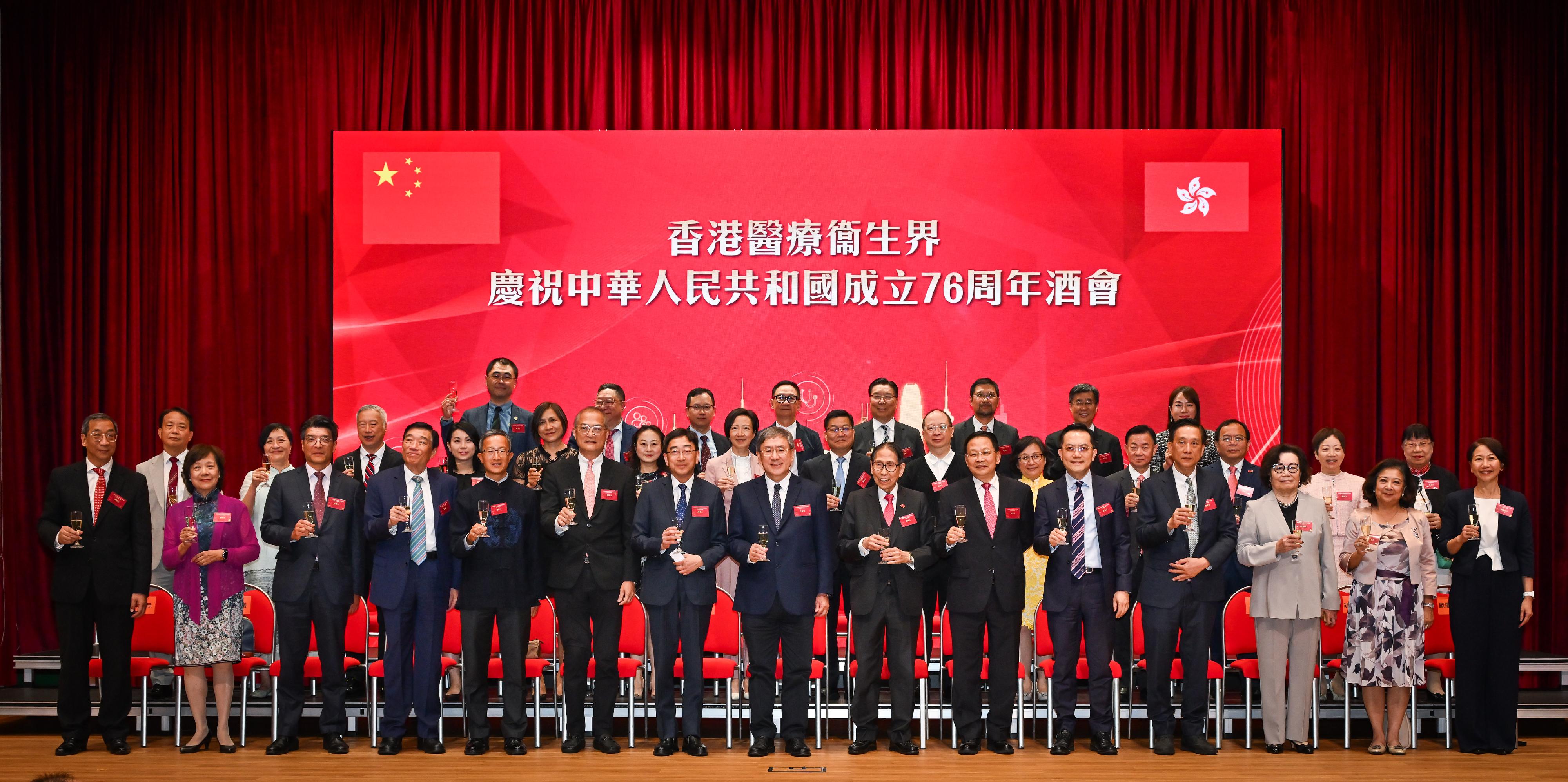 政務司副司長卓永興今晚（九月十六日）出席香港醫療衞生界慶祝中華人民共和國成立76周年酒會。圖示（前排左四起）醫院管理局主席范鴻齡、立法會議員林哲玄醫生、醫務衞生局局長盧寵茂教授、香港醫療衞生界慶祝中華人民共和國成立76周年酒會籌備委員會（籌委會）副總召集人高永文醫生、卓永興、籌委會總召集人梁智鴻醫生、中央人民政府駐香港特別行政區聯絡辦公室副主任尹宗華和衞生署署長林文健醫生與一眾嘉賓主持祝酒儀式。