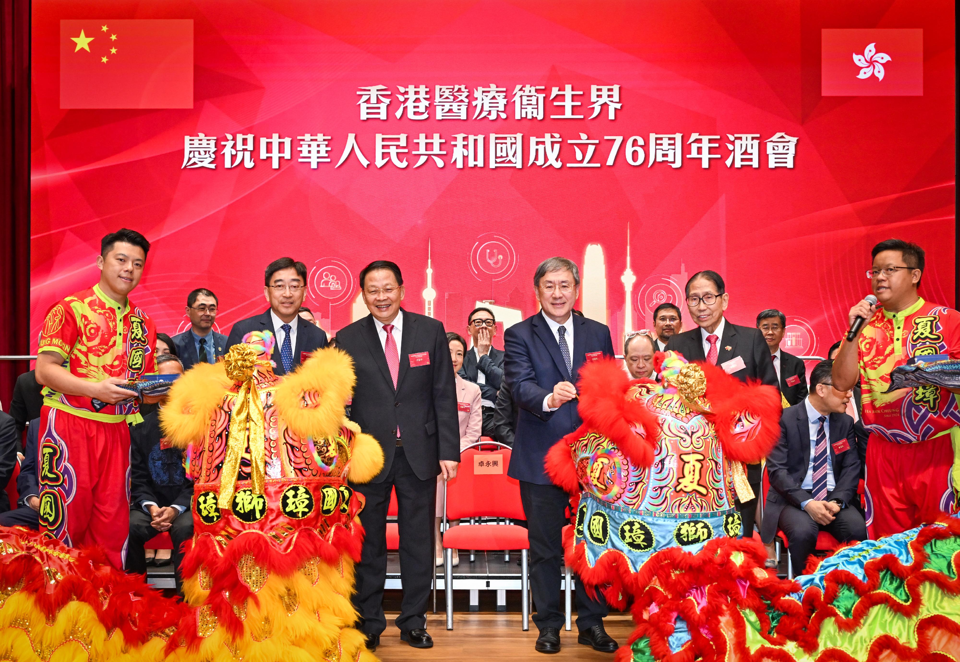 政務司副司長卓永興（右三）和中央人民政府駐香港特別行政區聯絡辦公室副主任尹宗華（左三）今晚（九月十六日）在香港醫療衞生界慶祝中華人民共和國成立76周年酒會主持點睛儀式。香港醫療衞生界慶祝中華人民共和國成立76周年酒會籌備委員會總召集人梁智鴻醫生（右二）和副總召集人高永文醫生（左二）陪同主持儀式。