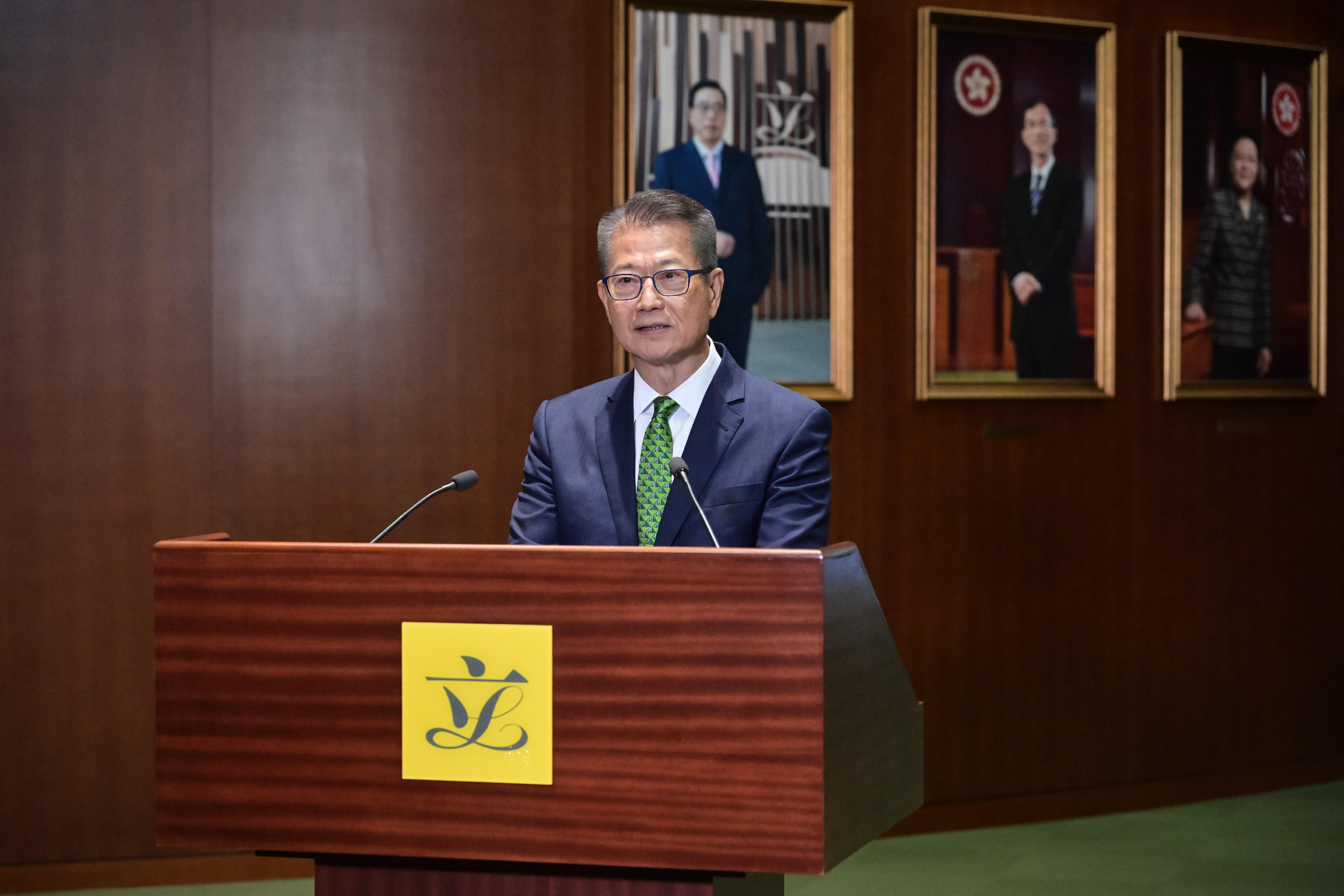 財政司司長陳茂波今日（九月十七日）在立法會綜合大樓就《行政長官2025年施政報告》會見傳媒。
