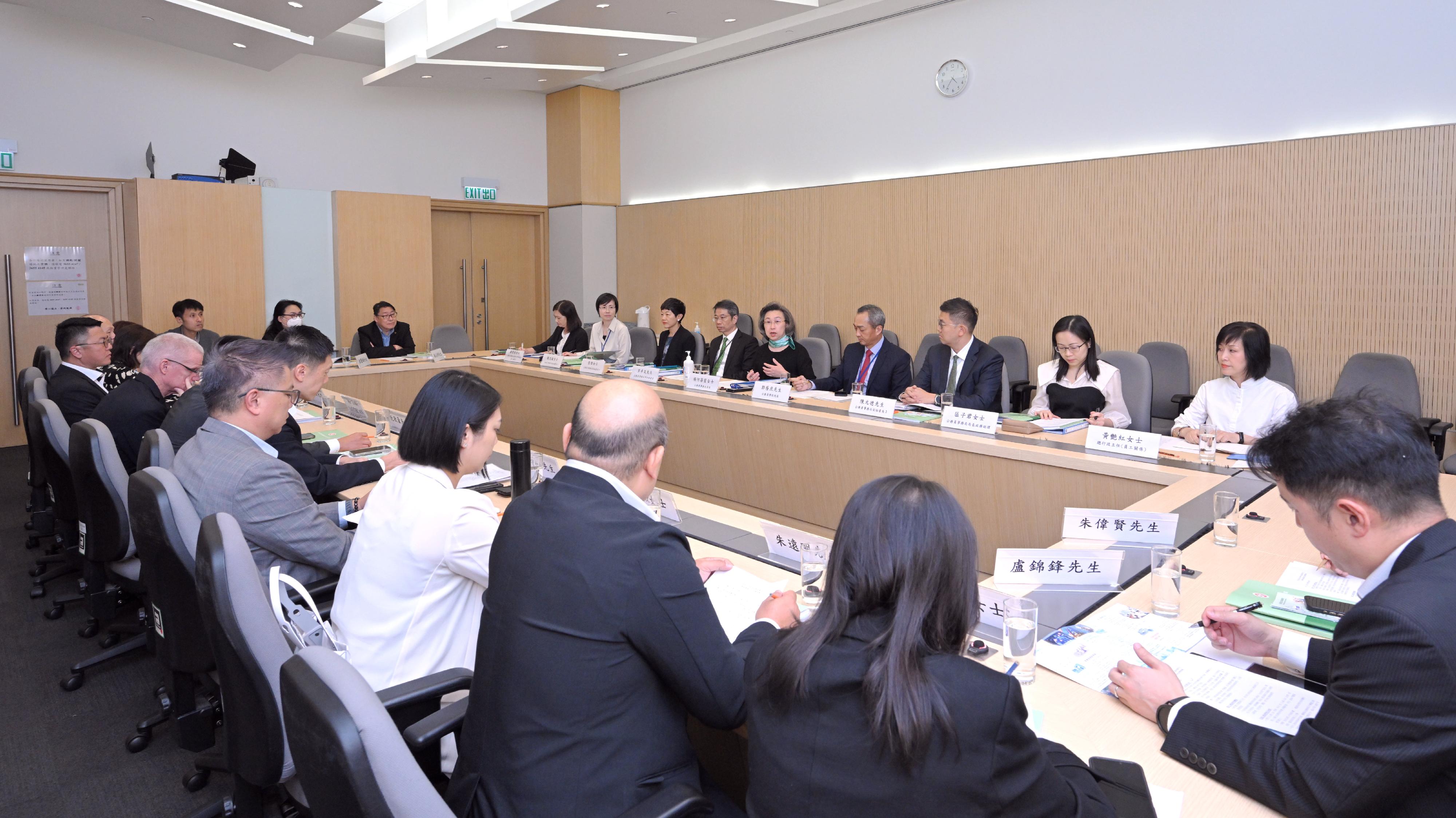 《行政長官2025年施政報告》公布後，公務員事務局局長楊何蓓茵（後排左五）和首長級人員今日（九月十七日）下午與四個公務員中央評議會及四個主要跨部門公務員團體職方代表會面，簡介《施政報告》中與公務員事務相關的政策措施。旁為公務員事務局常任秘書長梁卓文（後排左四）。