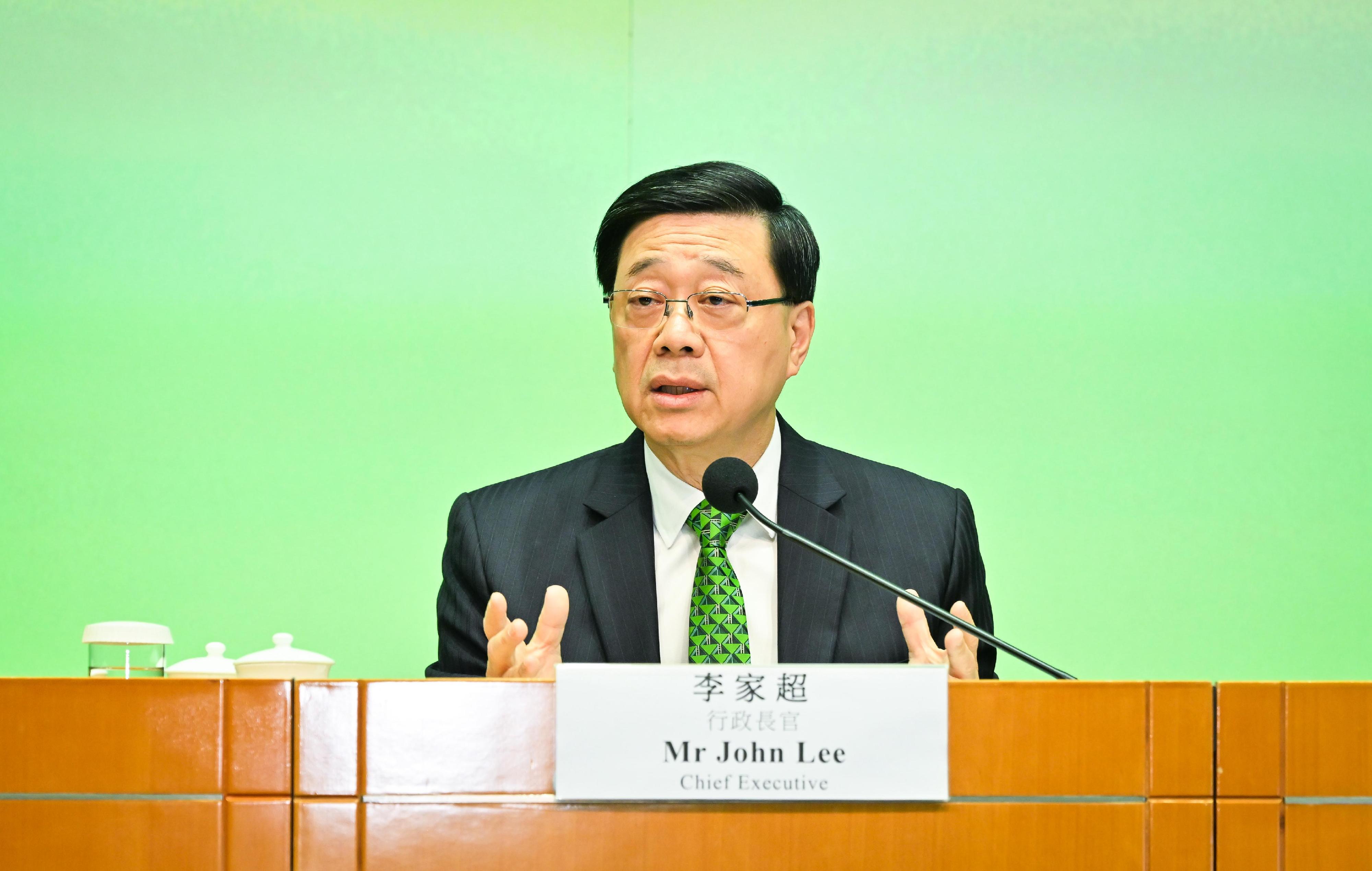 行政長官李家超今日（九月十七日）下午在添馬政府總部主持《行政長官2025年施政報告》記者會。


