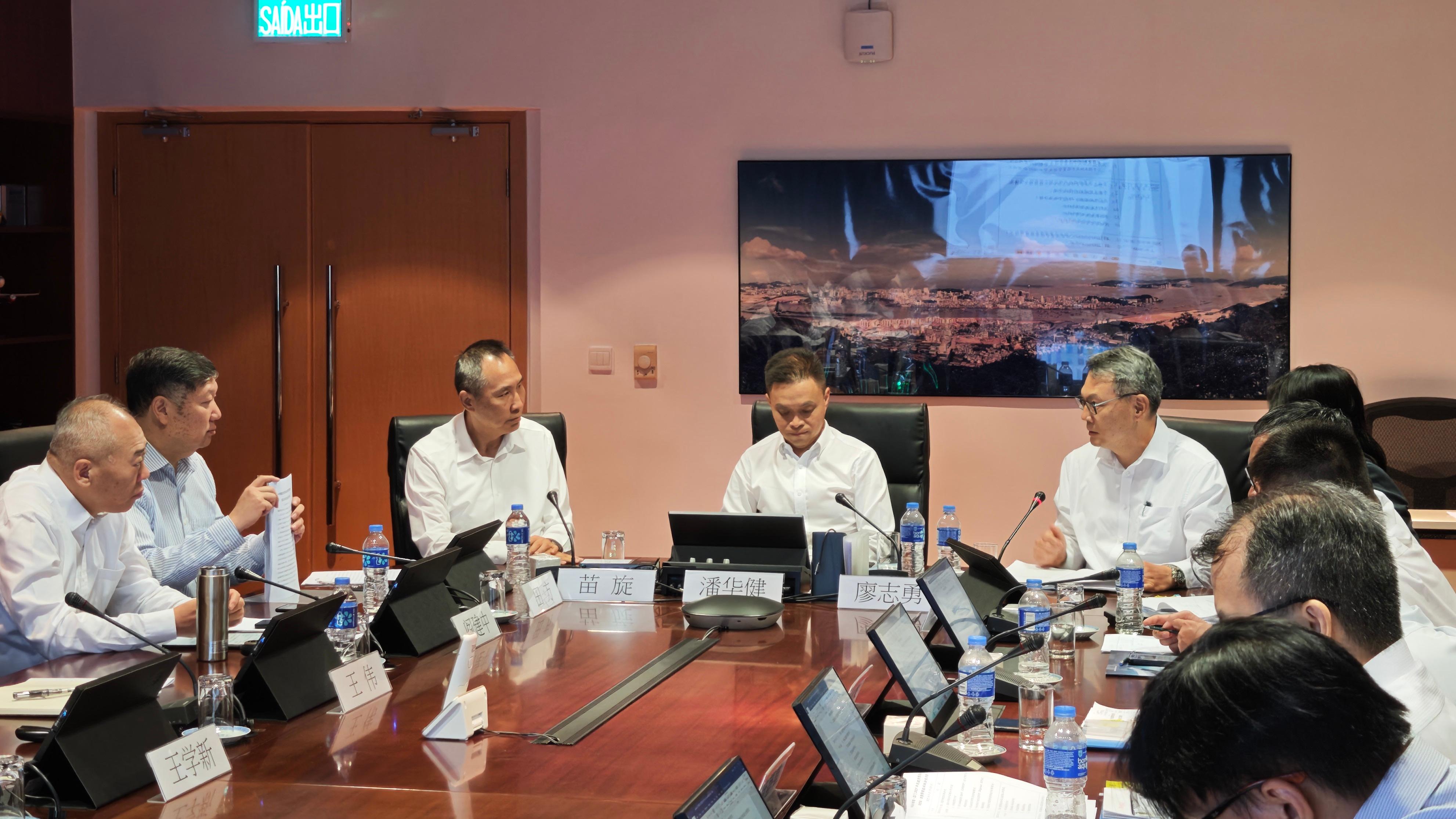 The Mainland, Hong Kong and Macao 2025 civil aviation high-level air traffic management meeting was held in Macao yesterday (September 17). Photo shows the Director-General of the Air Traffic Management Bureau of the Civil Aviation Administration of China, Mr Miao Xuan (third left); the Director-General of Civil Aviation of Hong Kong, Mr Victor Liu (fifth left); and the President of the Civil Aviation Authority of the Macao Special Administrative Region, Mr Stanley Pun (fourth left), attending the meeting.