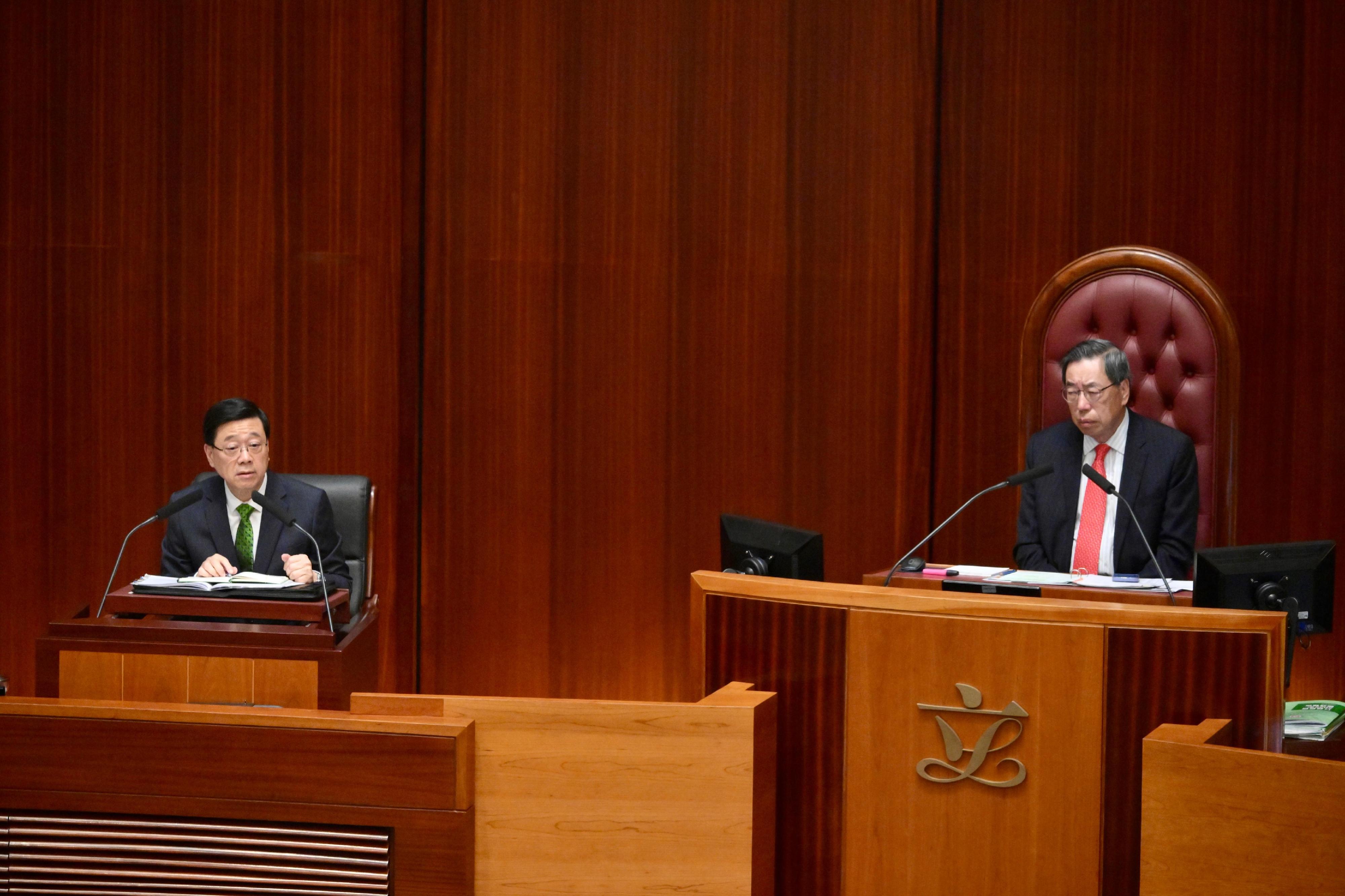 行政長官李家超（左）今日（九月十八日）在立法會出席《行政長官2025年施政報告》答問會。
