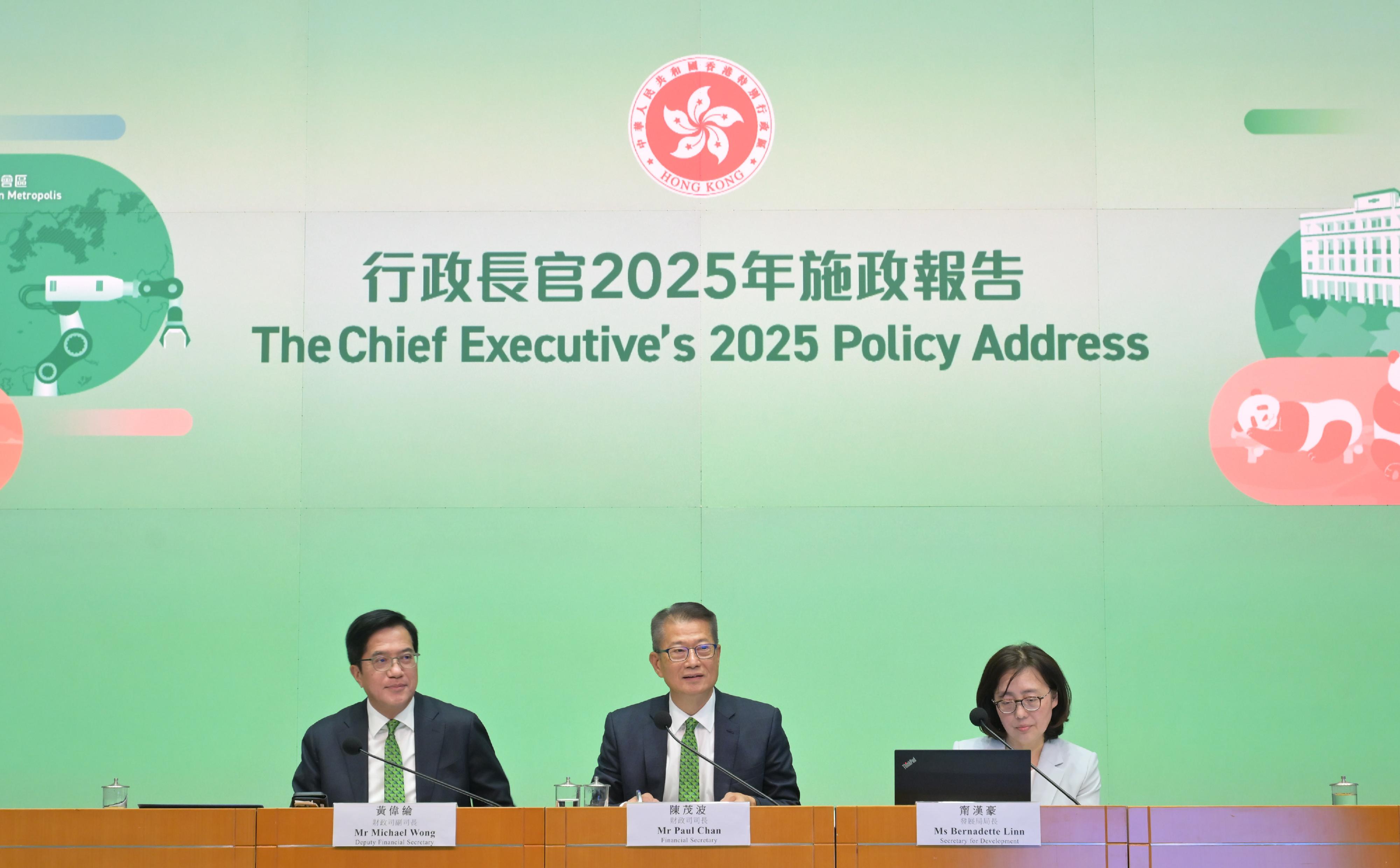 財政司司長陳茂波（中）今日（九月十八日）聯同財政司副司長黃偉綸（左）和發展局局長甯漢豪（右）舉行記者會，闡述《行政長官2025年施政報告》有關推動北部都會區和產業發展措施。