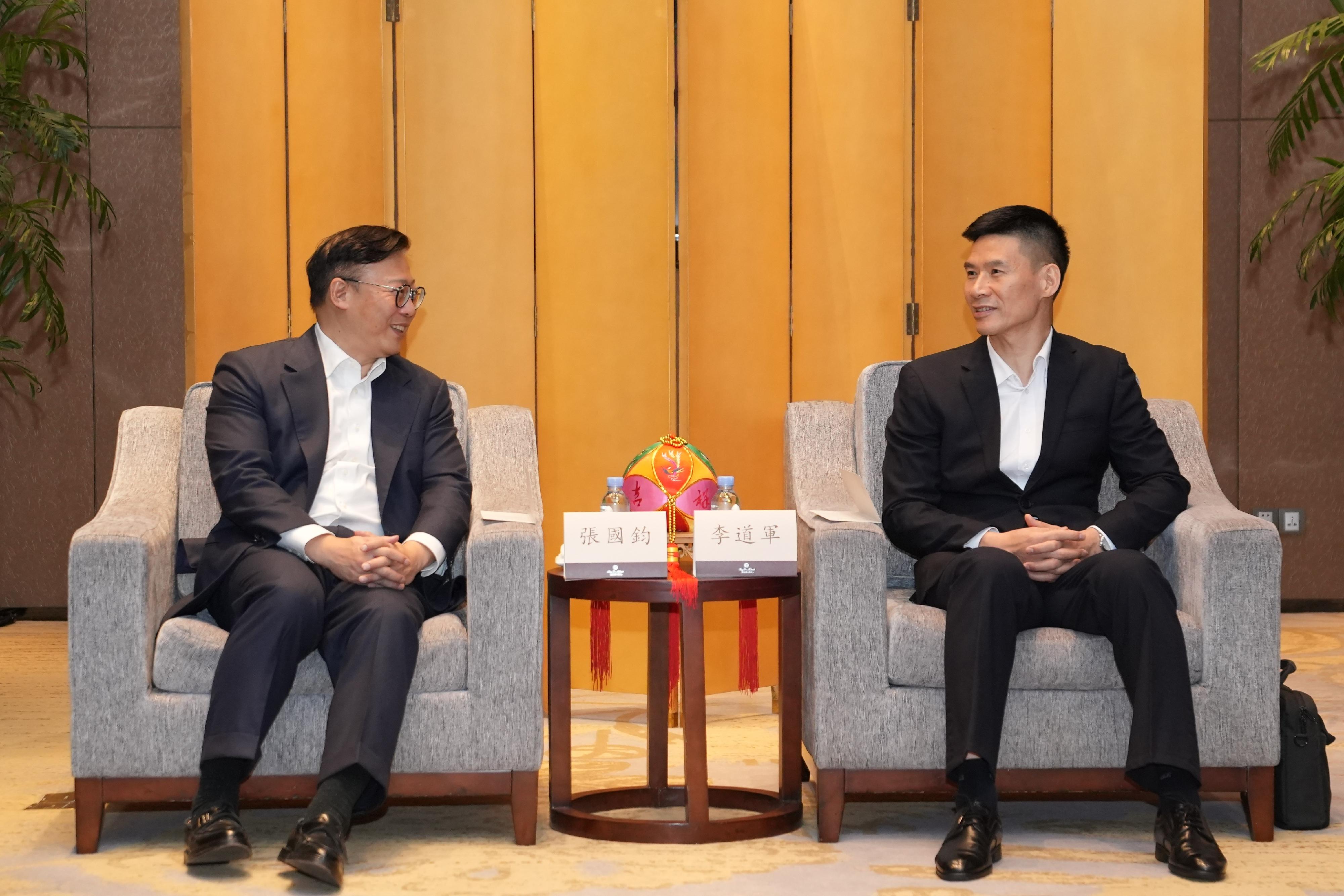 The Deputy Secretary for Justice, Dr Cheung Kwok-kwan (left), met with the Director-General of the Department of Justice of the Guangxi Zhuang Autonomous Region, Mr Li Daojun (right), in Nanning, Guangxi yesterday (September 17) to discuss strengthening co-operation between the legal sectors of the two places.