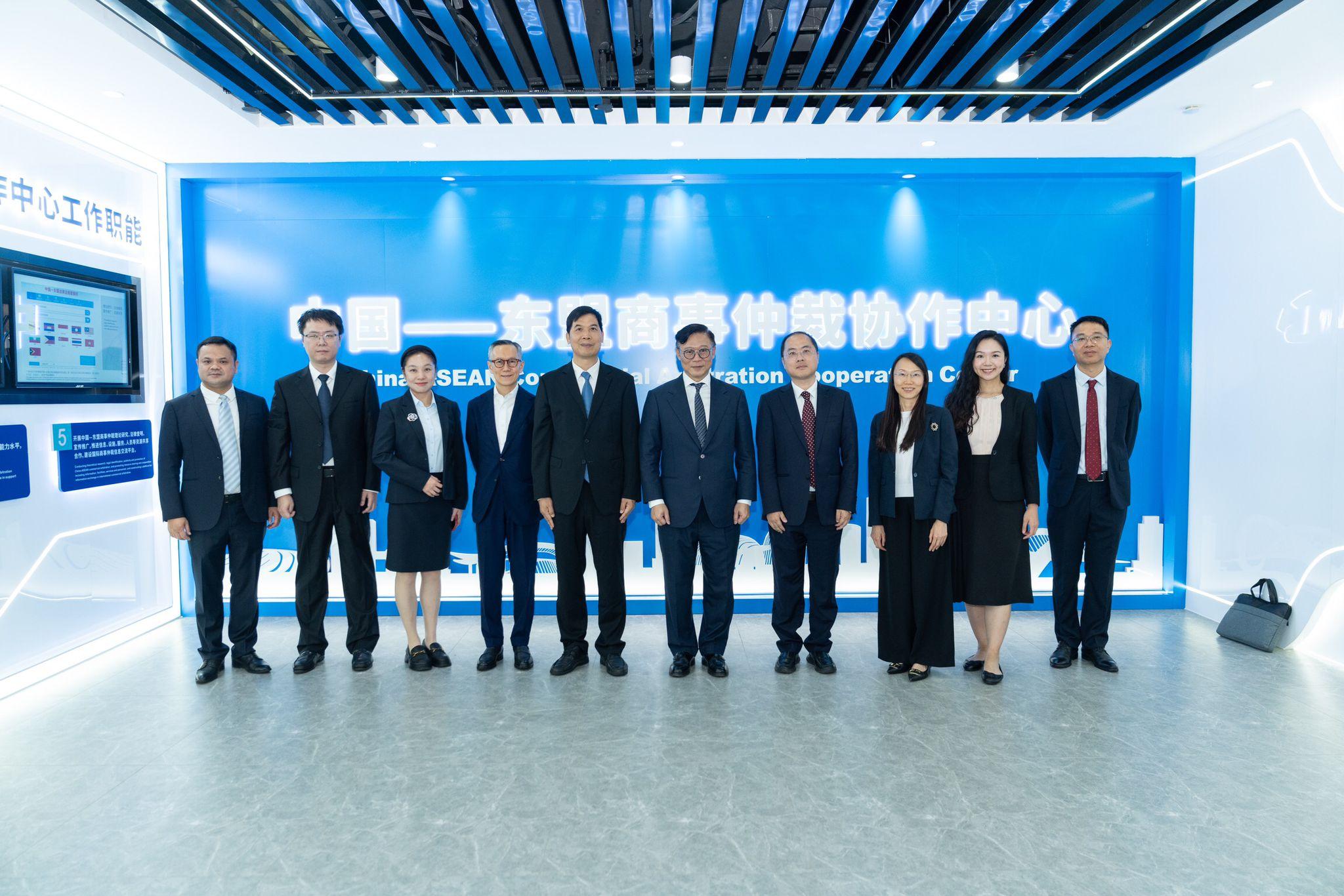 The Deputy Secretary for Justice, Dr Cheung Kwok-kwan (fifth right), and Deputy Director-General of the Department of Justice of the Guangxi Zhuang Autonomous Region Mr Liang Hemin (fifth left) visited the China-ASEAN Commercial Arbitration Cooperation Center in Naning, Guangxi, today (September 18) to learn about China and Association of Southeast Asian Nations countries' co-operation in the field of arbitration.
