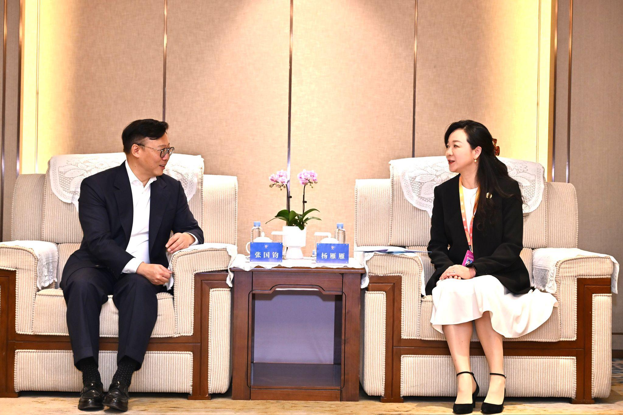 The Deputy Secretary for Justice, Dr Cheung Kwok-kwan (left), met with the Chairperson of the China Council for the Promotion of International Trade Guangxi Committee, Ms Yang Yanyan (right), in Nanning, Guangxi, today (September 18).
