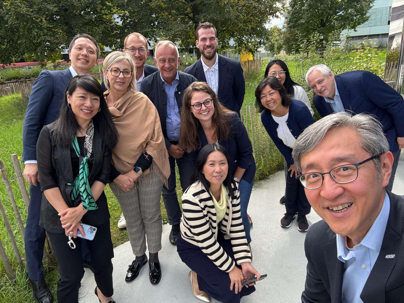 The Director-General of the Office for Attracting Strategic Enterprises (OASES), Mr Peter Yan, concluded his visit to Switzerland on September 17. Photo shows Mr Yan (front row, first right), the Executive Director, Mr Bryan Peng (back row, first left), and the Chief Manager (Life and Health Technology) of OASES, Dr Maggie Lo (front row, second right), with the representatives of an organisation in life and health technology sector in Switzerland.