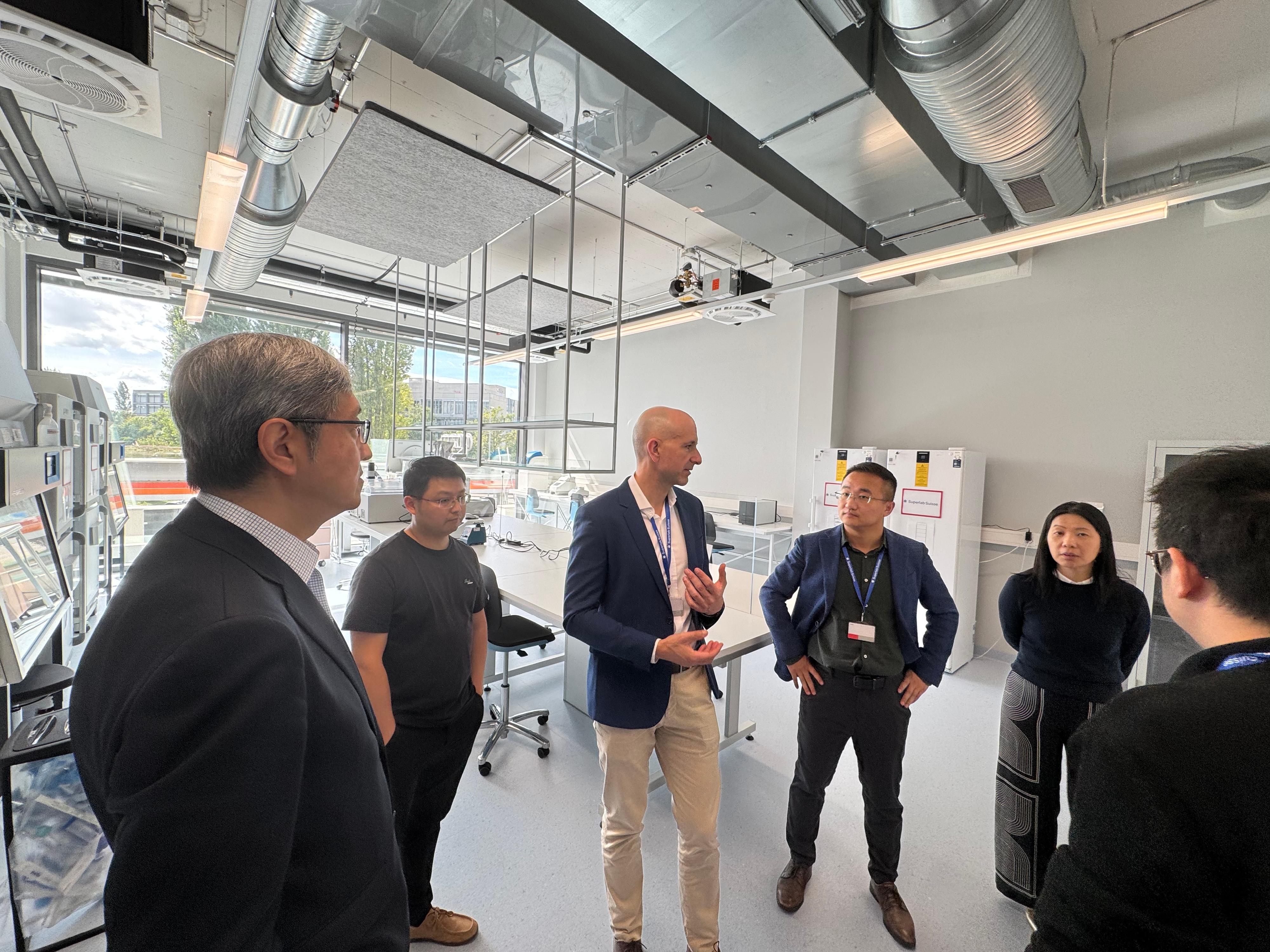 The Director-General of the Office for Attracting Strategic Enterprises (OASES), Mr Peter Yan, concluded his visit to Switzerland on September 17. Photo shows Mr Yan (first left) and the Chief Manager (Life and Health Technology) of OASES, Dr Maggie Lo (second right), visited an enterprise in life and health technology sector in Switzerland.