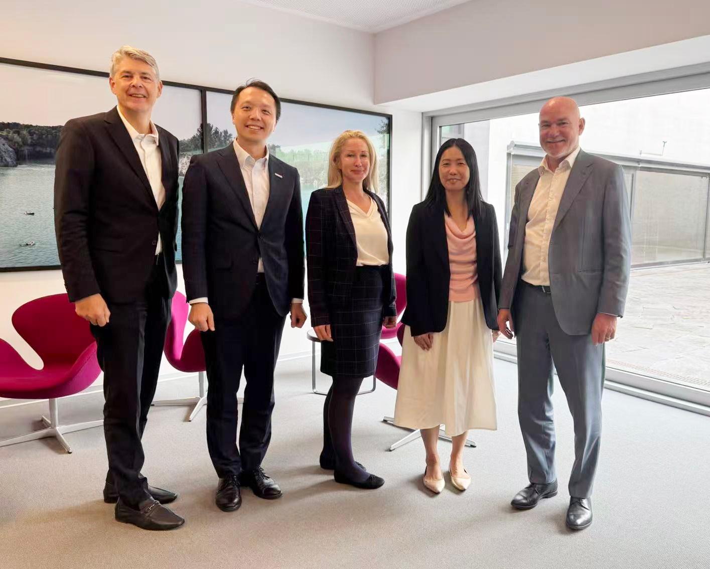 The Director-General of the Office for Attracting Strategic Enterprises (OASES), Mr Peter Yan, concluded his visit to Switzerland on September 17. Photo shows the Executive Director, Mr Bryan Peng (second left) and the Chief Manager (Life and Health Technology) of OASES, Dr Maggie Lo (second right), with the representatives of an enterprise in life and health technology sector in Switzerland.
