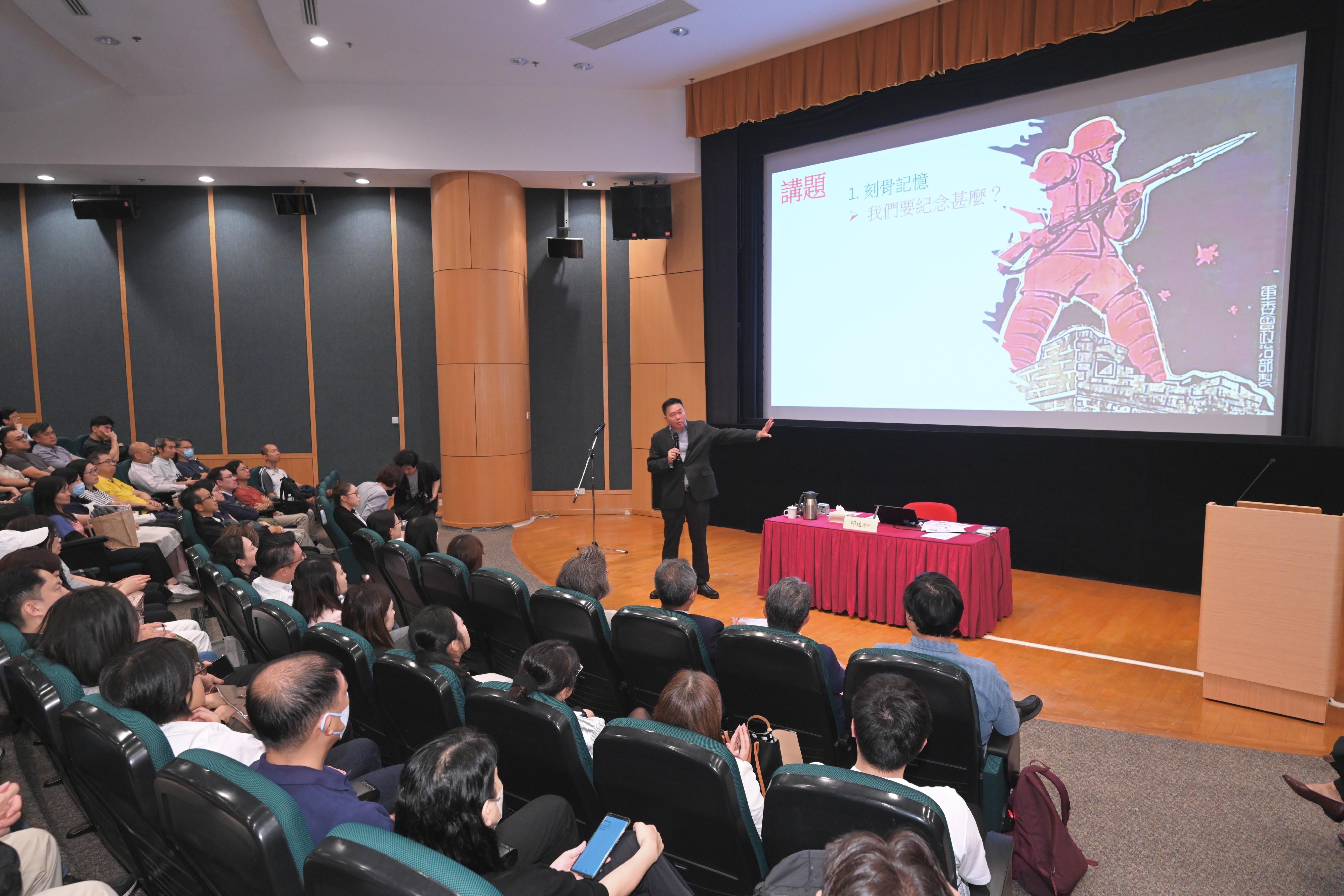 為紀念中國人民抗日戰爭暨世界反法西斯戰爭勝利80周年，公務員學院於九月和十月舉辦兩場專題講座，今日（九月十九日）舉行第一講，主題為「從孤島到煉獄——香港也是抗日戰爭戰場」。圖示中國文化研究院院長邱逸博士主講。