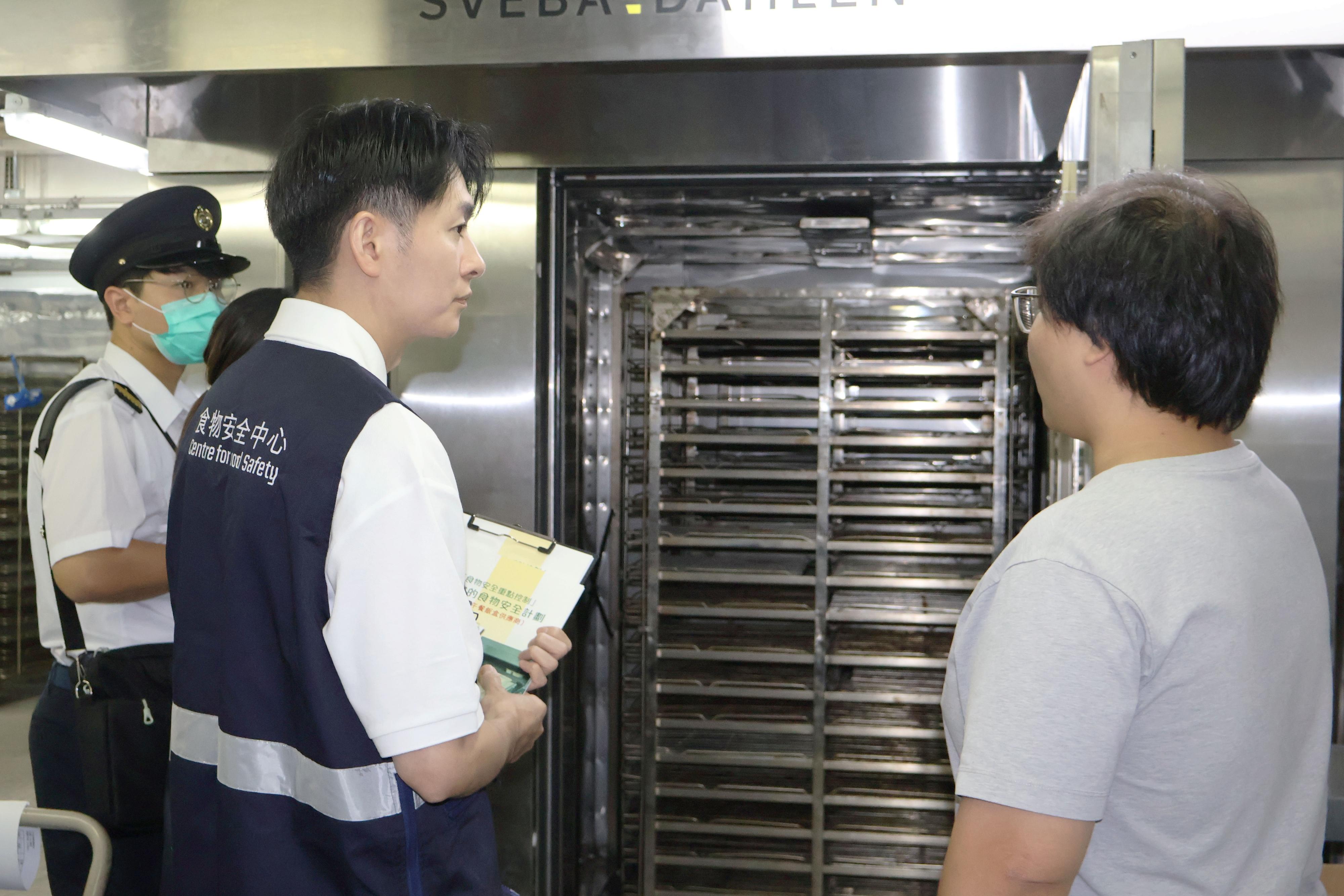 To ensure food safety and hygiene awareness among schools and licensed food factories supplying school lunch boxes, and to cater for the new school year, the Food and Environmental Hygiene Department has inspected 42 licensed food factories supplying school lunch boxes since July, and has reminded operators of the proper way of handling school lunch boxes.
