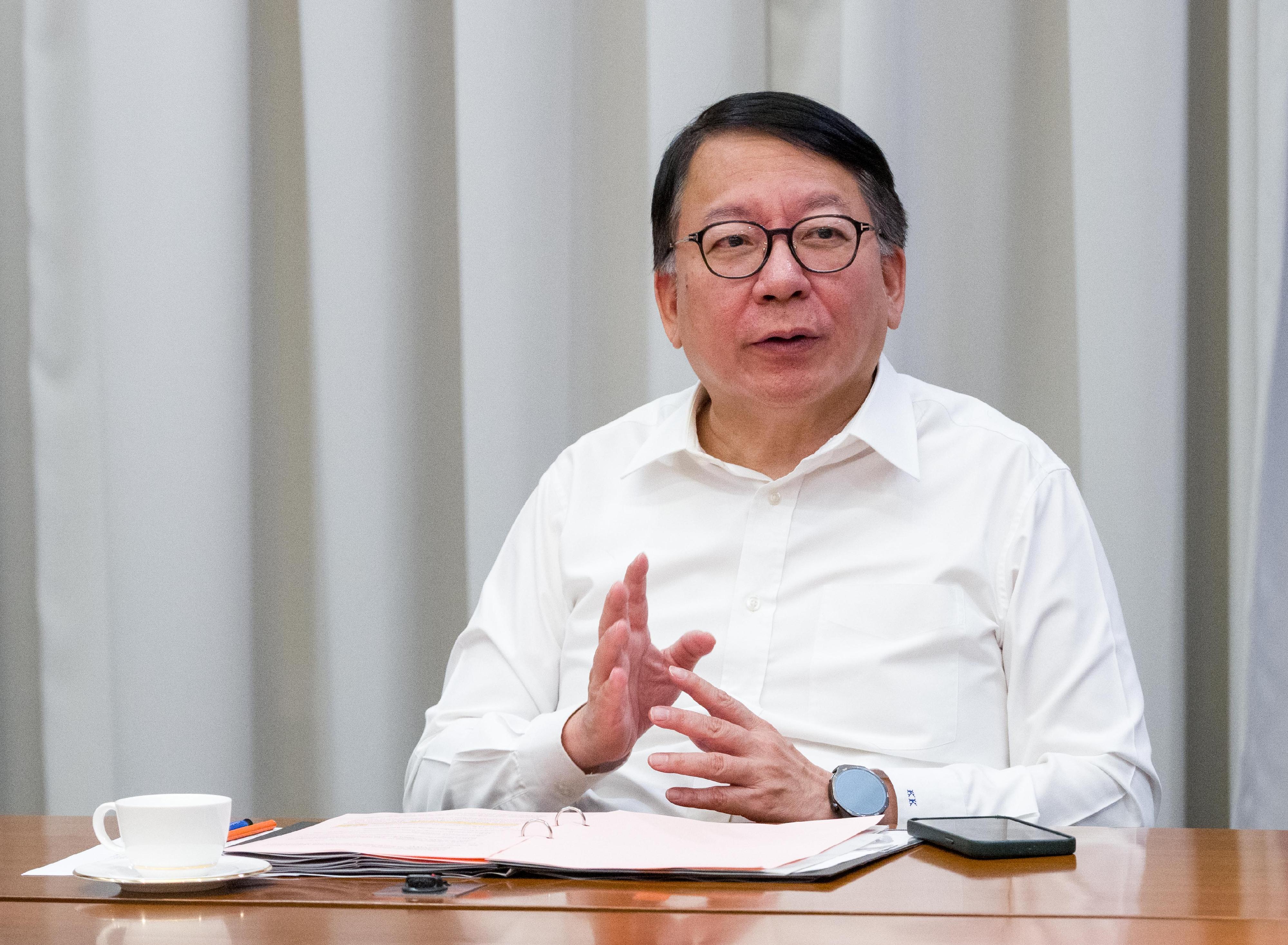 The Chief Secretary for Administration, Mr Chan Kwok-ki, today (September 19) chairs a meeting of the interdepartmental working group on festival arrangements to holistically co-ordinate and steer the preparatory work of various government departments for welcoming visitors to Hong Kong during the National Day Golden Week of the Mainland.