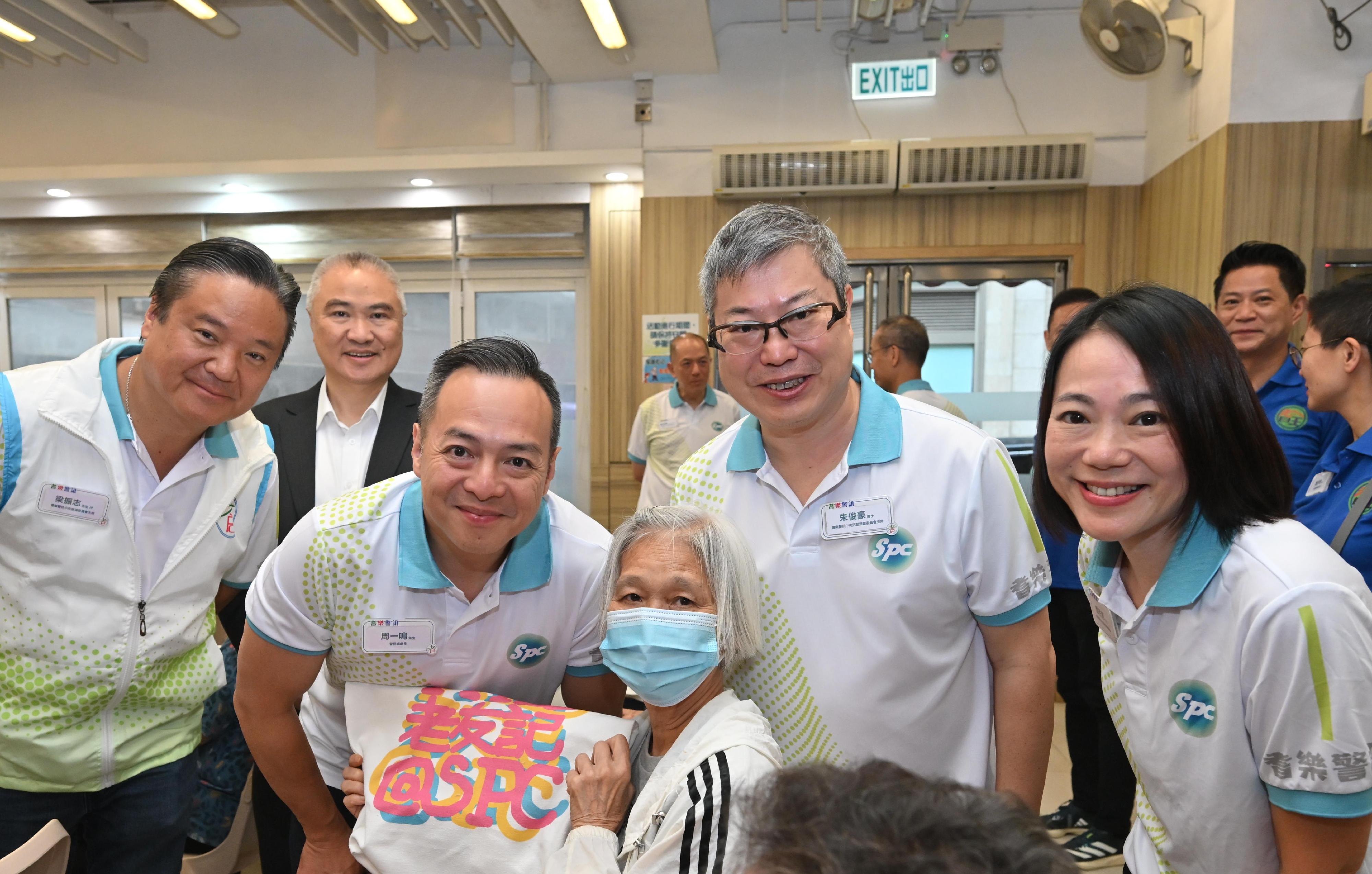 Senior Police Call (SPC) of the Hong Kong Police Force launched the “SPC Share the Love 2025” today (September 20). Photo shows the Commissioner of Police, Mr Chow Yat-ming (front row, second left), distributing blessing bags in an elderly centre.