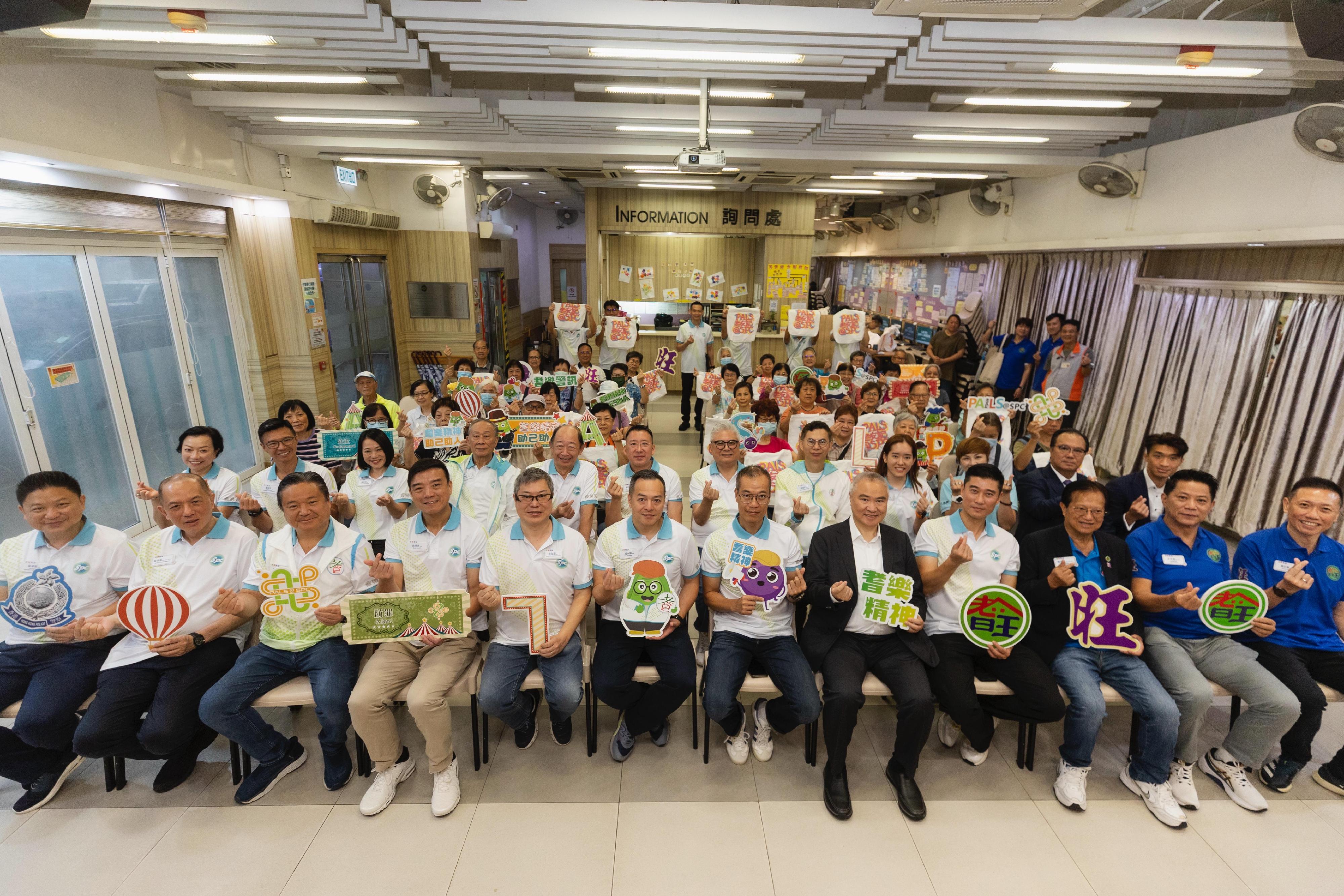 Senior Police Call (SPC) launched the “SPC Share the Love 2025” today (September 20). Photo shows the Commissioner of Police, Mr Chow Yat-ming (first row, sixth left) and the Deputy Commissioner of Police (Operations), Mr Yip Wan-lung (first row, sixth right)  taking a group photo with other guests and the elderly, after visiting an elderly centre.