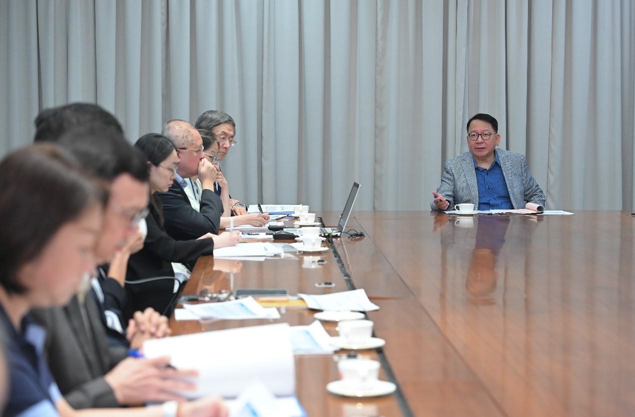 The Chief Secretary for Administration, Mr Chan Kwok-ki (first right), chaired a meeting of the steering committee on handling extreme weather today (September 21) to holistically review and further steer and co-ordinate cross-departmental thorough and adequate preparations and response efforts to address the possible threats that Ragasa may pose to Hong Kong.