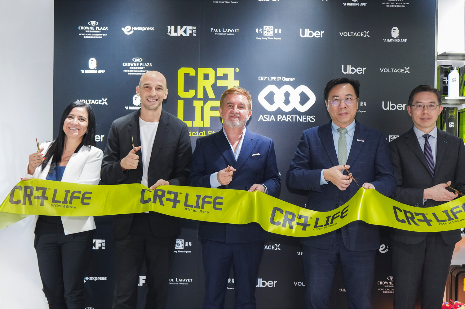 Invest Hong Kong announced today (September 22) that Asia Partners IFBD Limited (Asia Partners), the operation arm of global sports investment firm Svenska Capital, has chosen Hong Kong as its strategic gateway to drive expansion of its sports intellectual property across Asia. Photo shows Associate Director-General of Investment Promotion at Invest Hong Kong Mr Arnold Lau (second right); the Chairman of Asia Partners, Mr Filipe Gonçalves (centre); the Chief Executive Officer of Asia Partners, Mr Saoud Maherzi (second left); Vice President of Asia Partners Ms Cristina Varas (first left); together with Assistant General Manager of Times Square, Mr Sammy Ho (first right), at the CR7® LIFE Official Store opening ceremony.