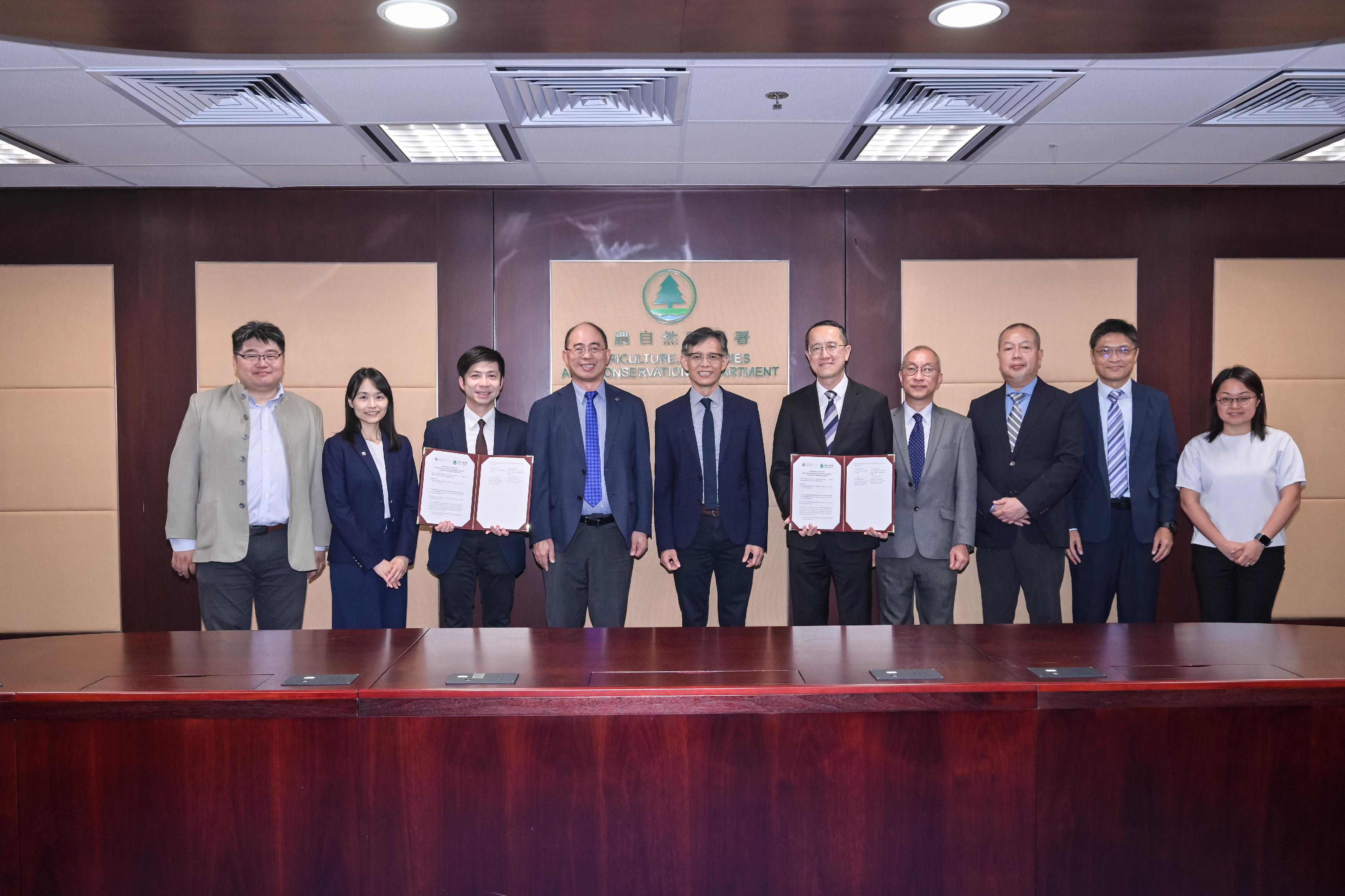 The Agriculture, Fisheries and Conservation Department (AFCD) and the Hong Kong Polytechnic University (PolyU) signed a Memorandum of Understanding (MOU) today (September 22) to explore collaborative opportunities in the development and application areas of technological innovation for agriculture and fisheries, with both parties working together to promote the sustainable development of the local agriculture and fisheries industries, injecting new impetus into the industries. Photo shows the Director of Agriculture, Fisheries and Conservation, Mr Mickey Lai (fifth left), the Deputy Director of Agriculture, Fisheries and Conservation, Mr Patrick Lai (fifth right), the Deputy President and Provost of PolyU, Professor Wong Wing-tak (fourth left), and the Director of the Research Institute for Future Food of PolyU, Professor Wong Ka-hing (third left) with other representatives from the AFCD and PolyU after the signing of the MOU.