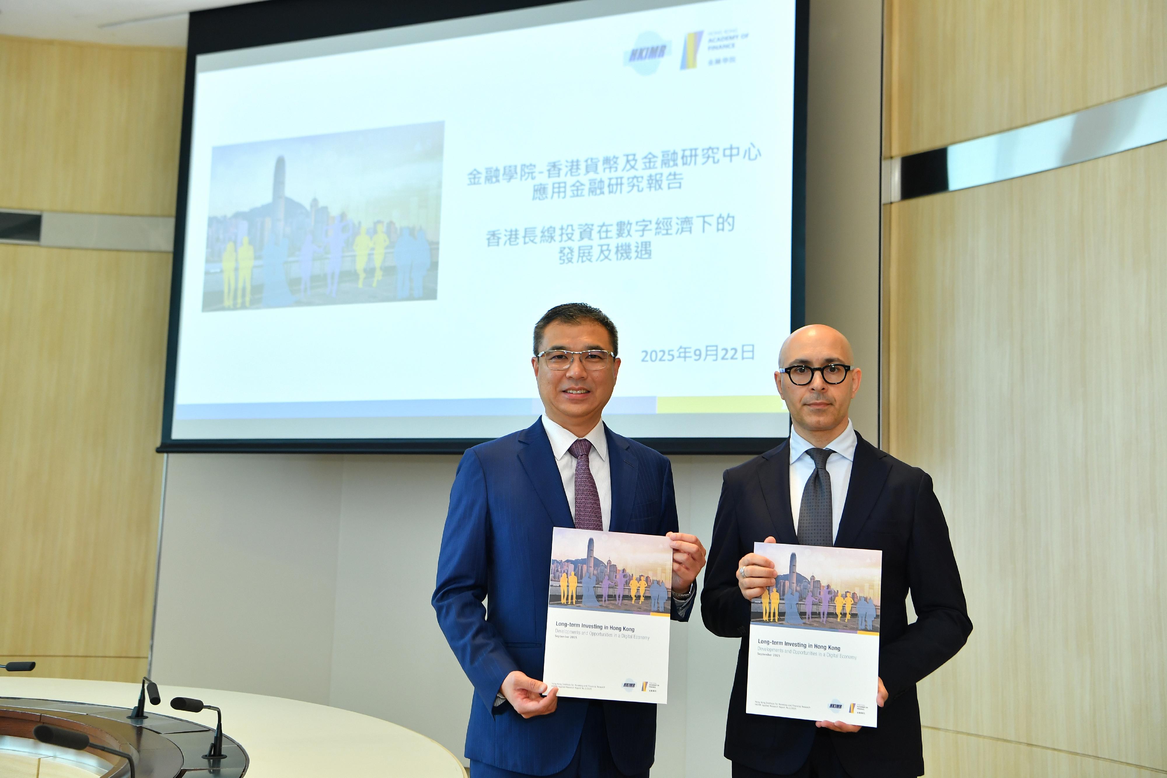 The Hong Kong Institute for Monetary and Financial Research (HKIMR), the research arm of the Hong Kong Academy of Finance (AoF), today (September 22) released a new Applied Research report, titled "Long-term Investing in Hong Kong: Developments and Opportunities in a Digital Economy". Photo shows the Chief Executive Officer of the AoF and Executive Director of the HKIMR, Mr Enoch Fung (left), and the Head of the HKIMR, Mr Giorgio Valente (right), hosting a press briefing to share the key findings of the report.