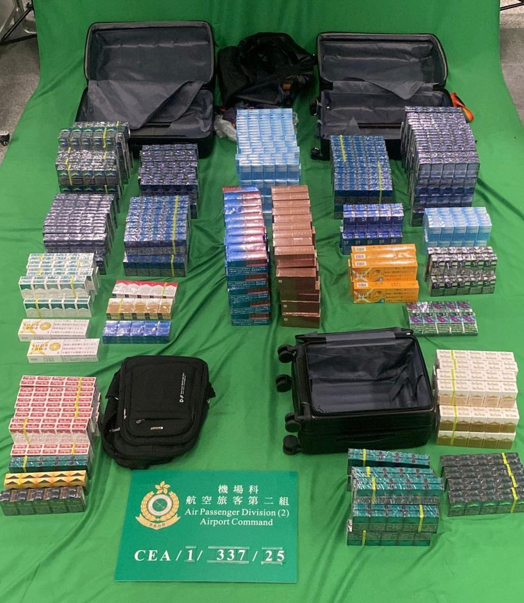 一名四十三歲入境男旅客因進口未完稅香煙，未有向海關人員作出申報，以及進口另類吸煙產品，違反《應課稅品條例》及《進出口條例》，今日（九月二十二日）在西九龍裁判法院被判處監禁八個月，以及罰款一千元。圖示檢獲的未完稅香煙及另類吸煙產品。