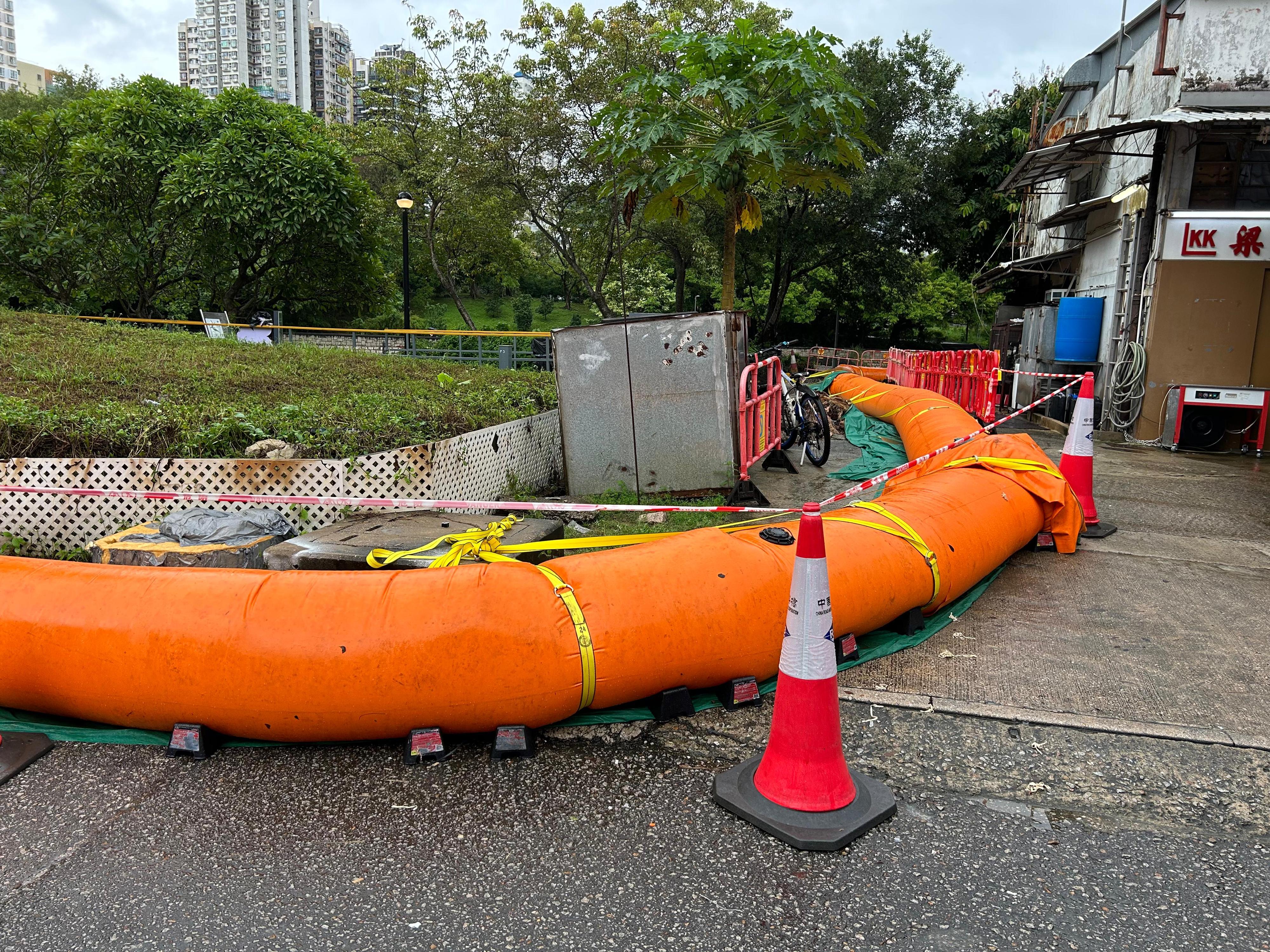 超強颱風樺加沙引致的風暴潮可能會令本港沿岸水位上升。為應對可能出現的水浸，渠務署在大埔普益里設置臨時充水式擋水壩。



