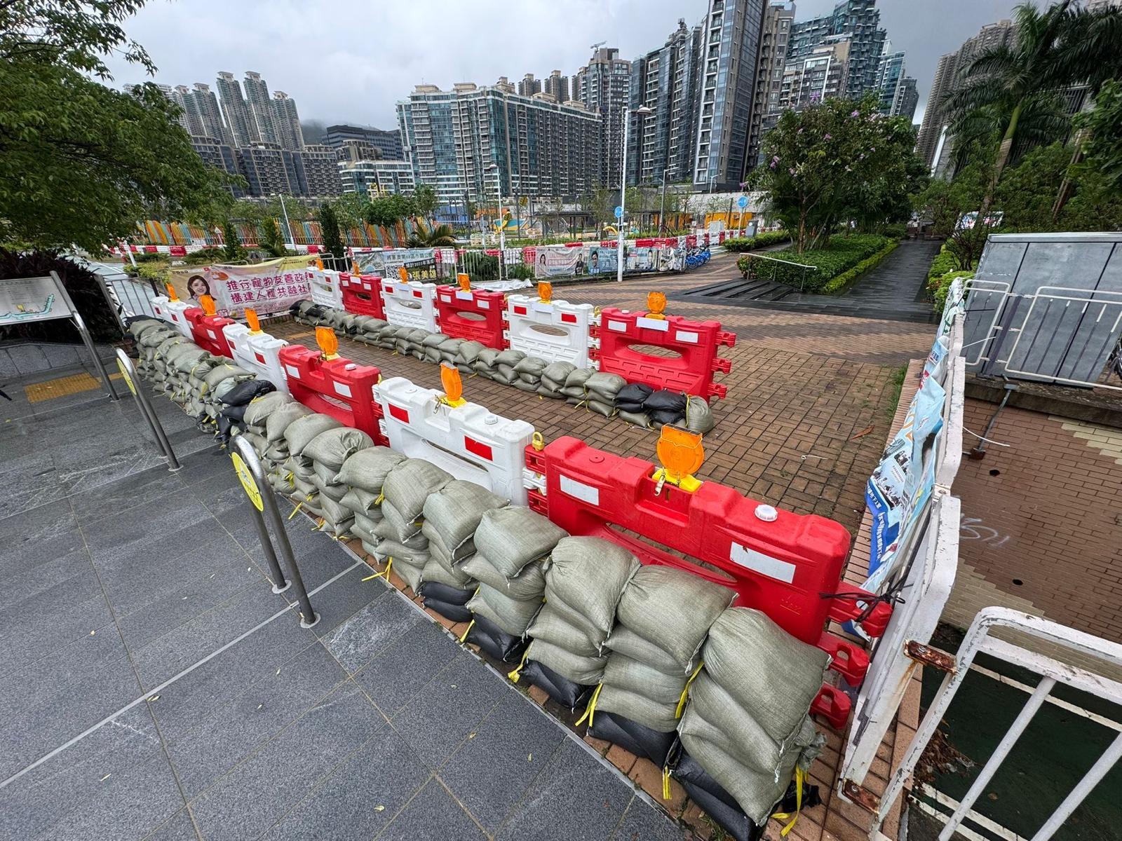 超強颱風樺加沙引致的風暴潮可能會令本港沿岸水位上升。為應對可能出現的水浸，渠務署於將軍澳海濱加設沙包擋牆。



