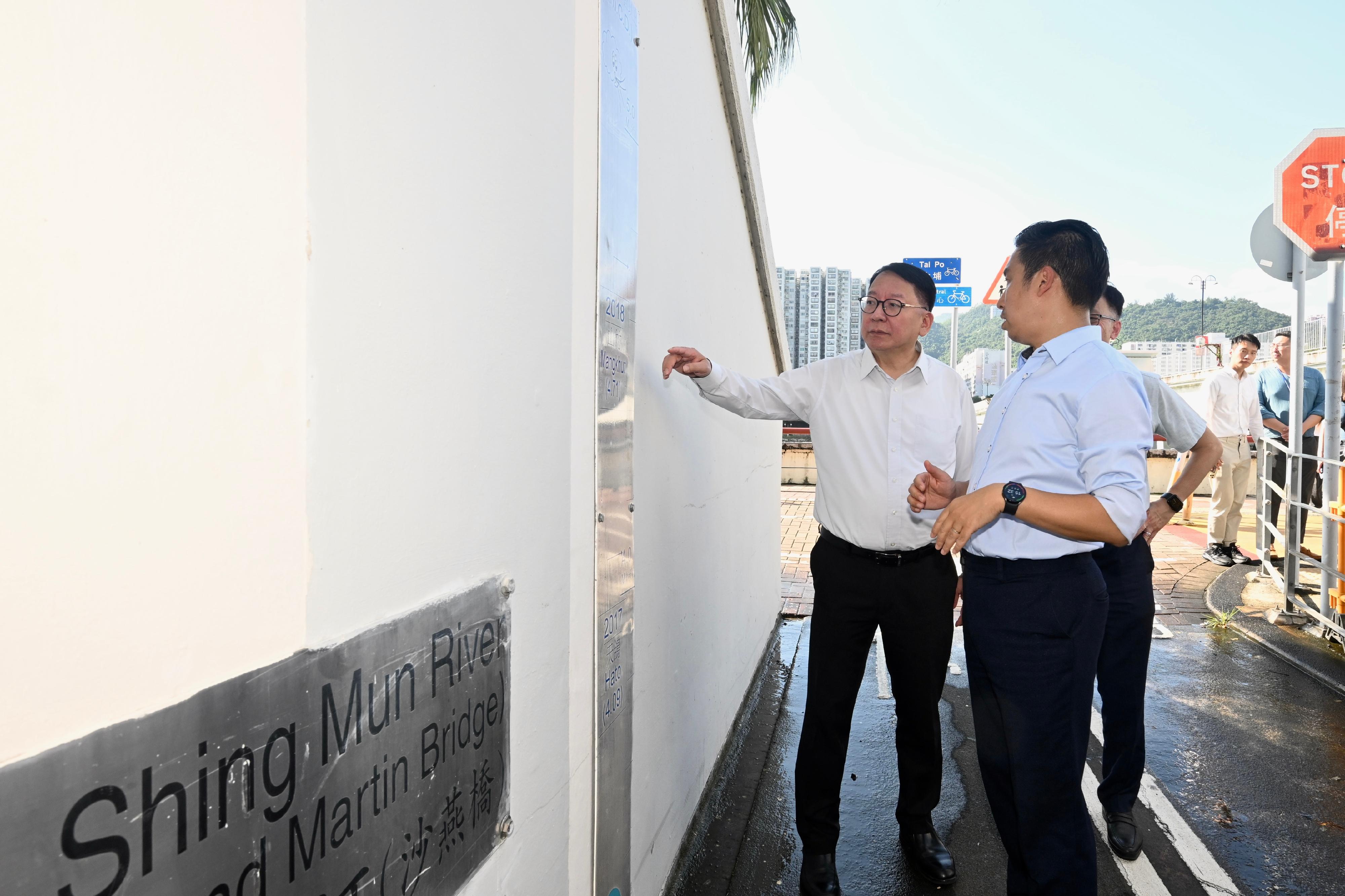 政務司司長陳國基（左）今日（九月二十二日）下午巡視落實防風措施的情況。