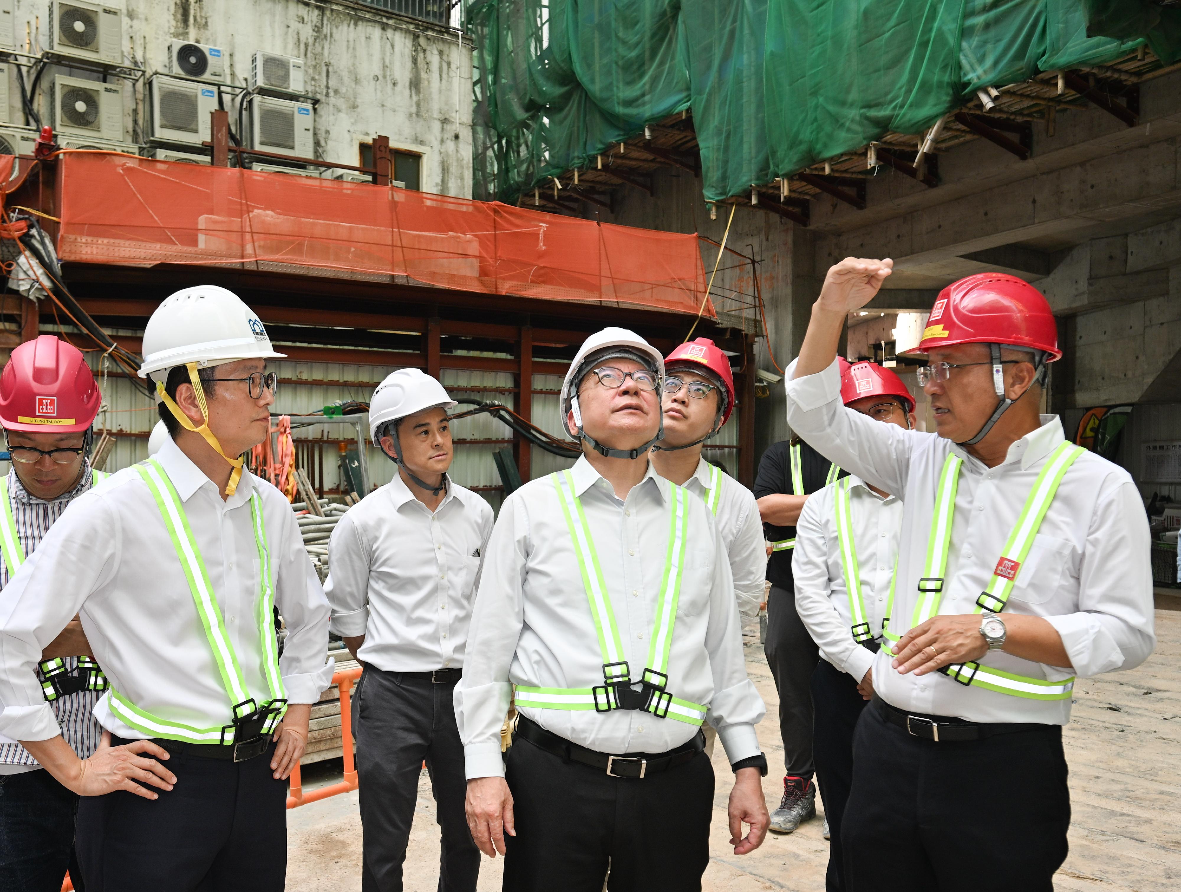 政務司司長陳國基（前排中）今日（九月二十二日）下午巡視落實防風措施的情況。
