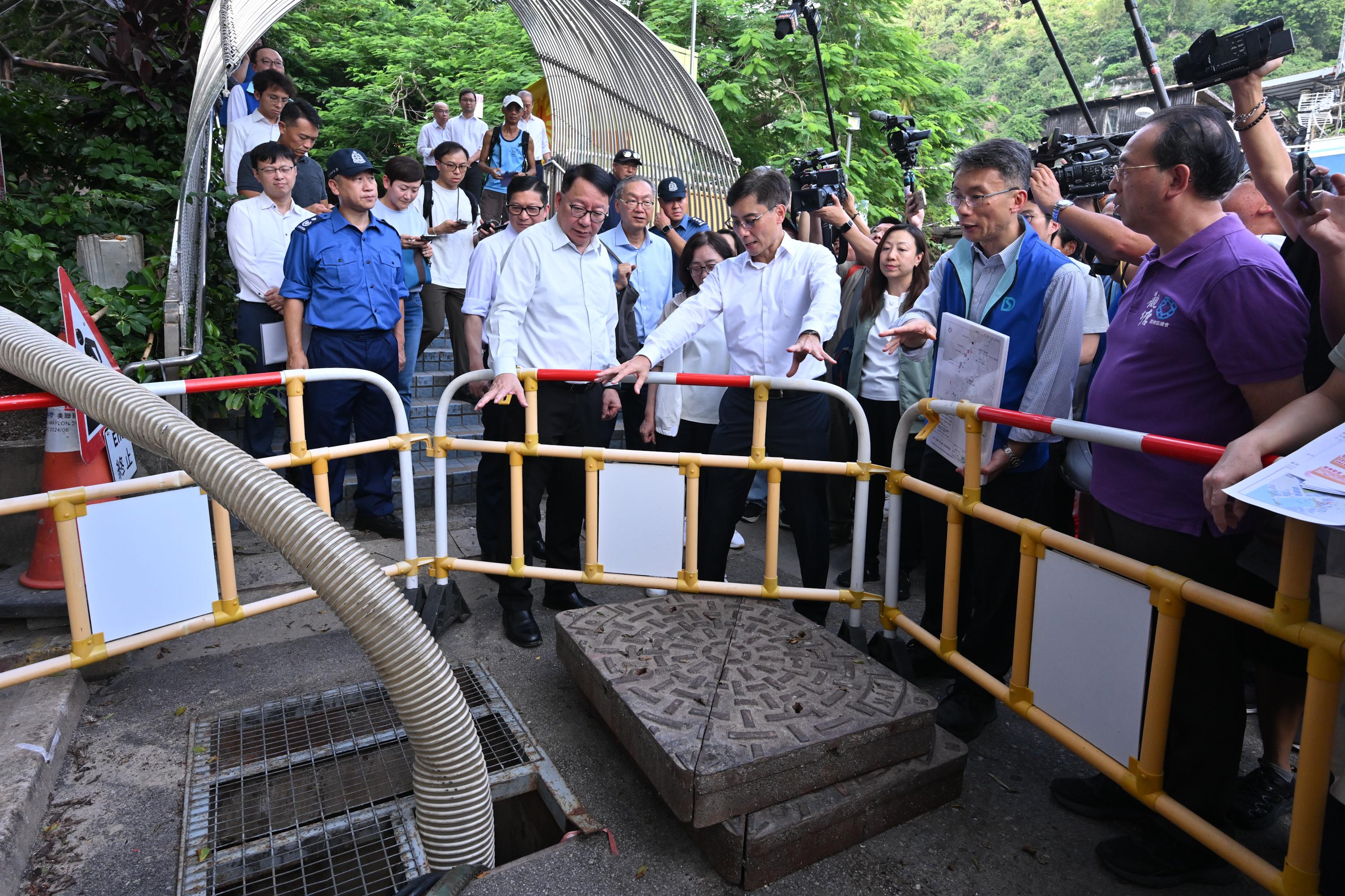 政務司司長陳國基（前排左一）今日（九月二十二日）下午巡視落實防風措施的情況。