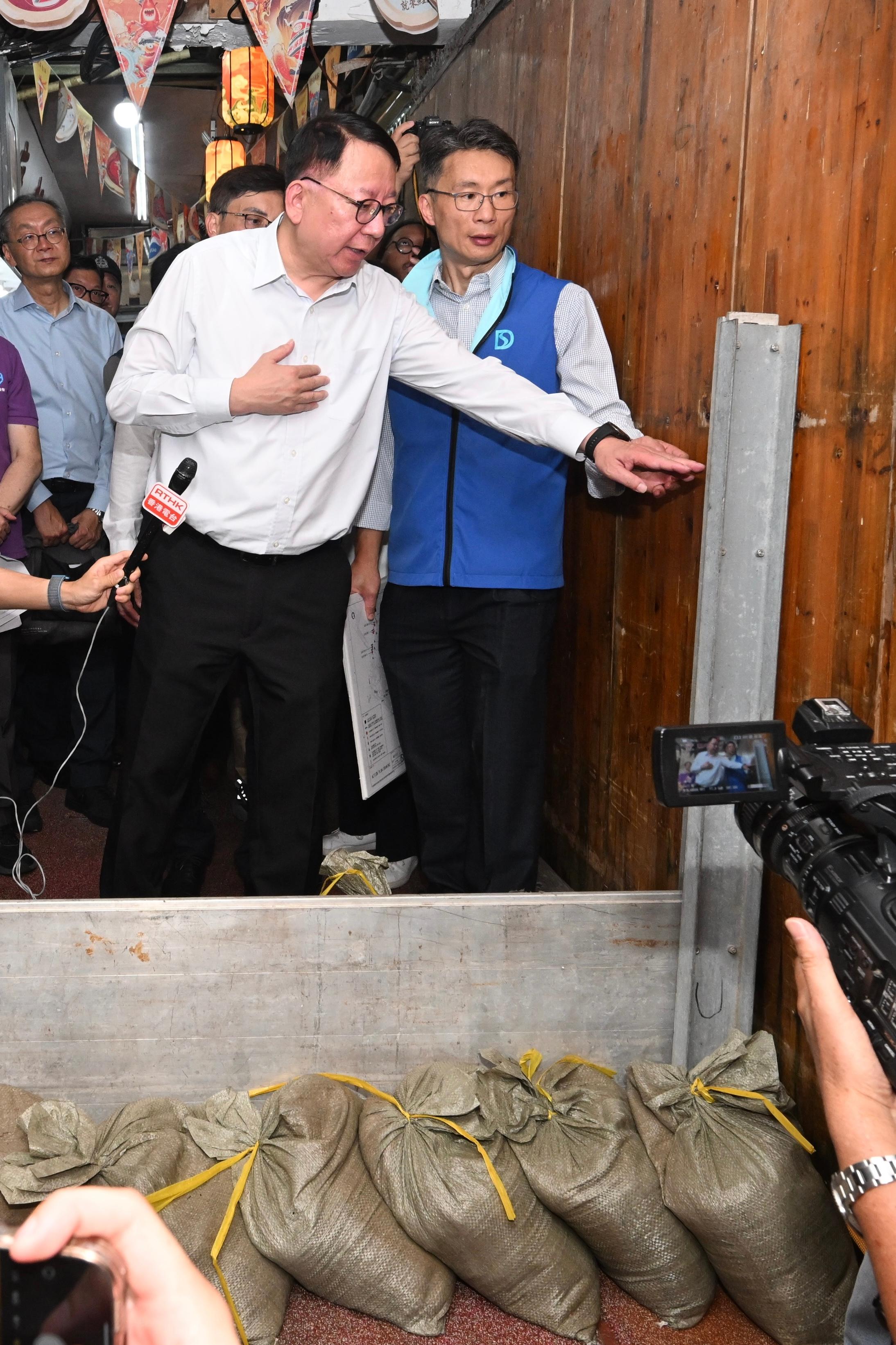 政務司司長陳國基（左）今日（九月二十二日）下午巡視落實防風措施的情況。
