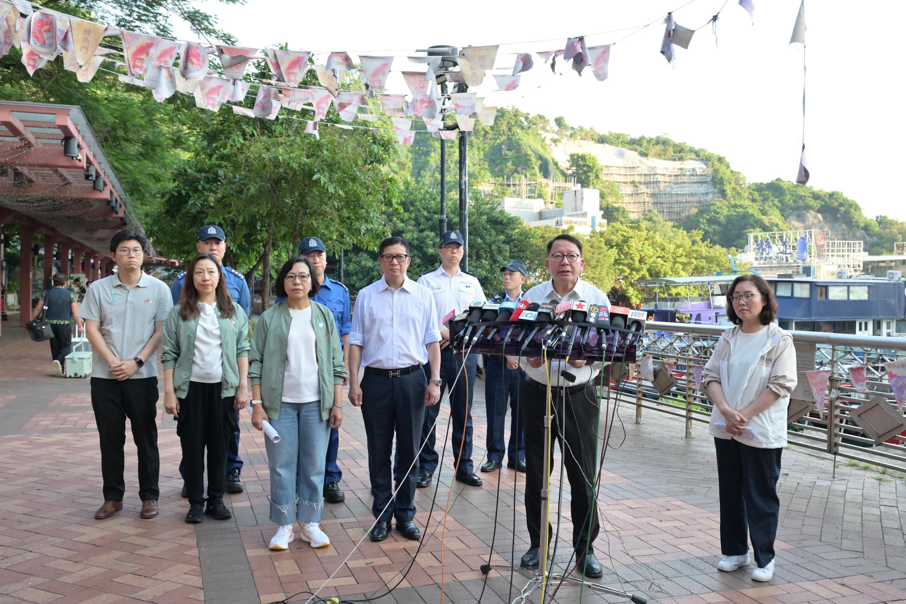 政務司司長陳國基（前排右二）今日（九月二十二日）巡視落實防風措施的情況後，在保安局局長鄧炳強（前排左二）、發展局局長甯漢豪（前排右一），以及民政及青年事務局局長麥美娟（前排左一）陪同下會見傳媒。
