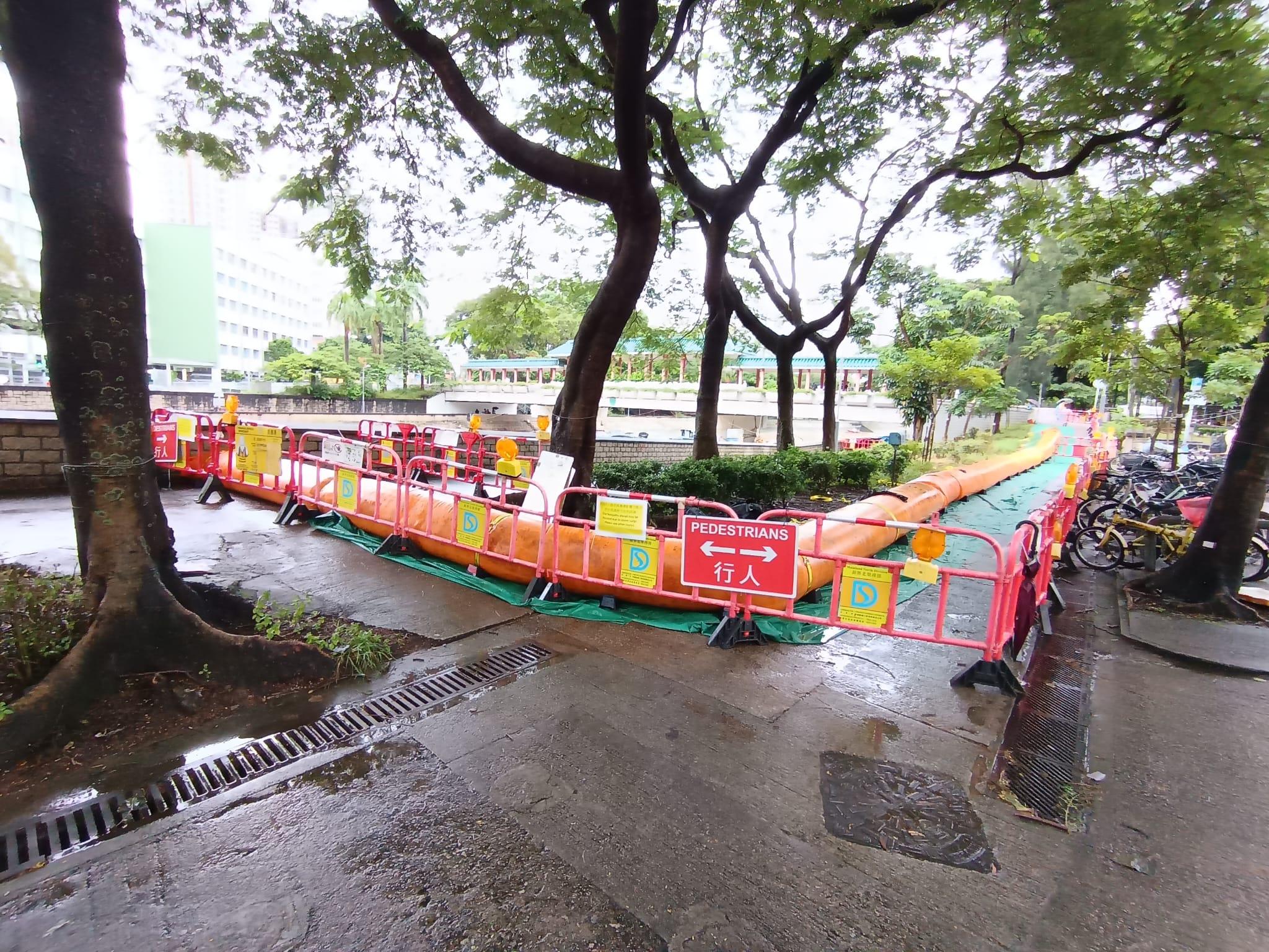 The storm surge brought by Super Typhoon Ragasa may lead to a rise in coastal water levels in Hong Kong. To cope with possible flooding, the Drainage Services Department has installed a temporary water-filled flood barrier on Pak Shing Street in Tai Po.