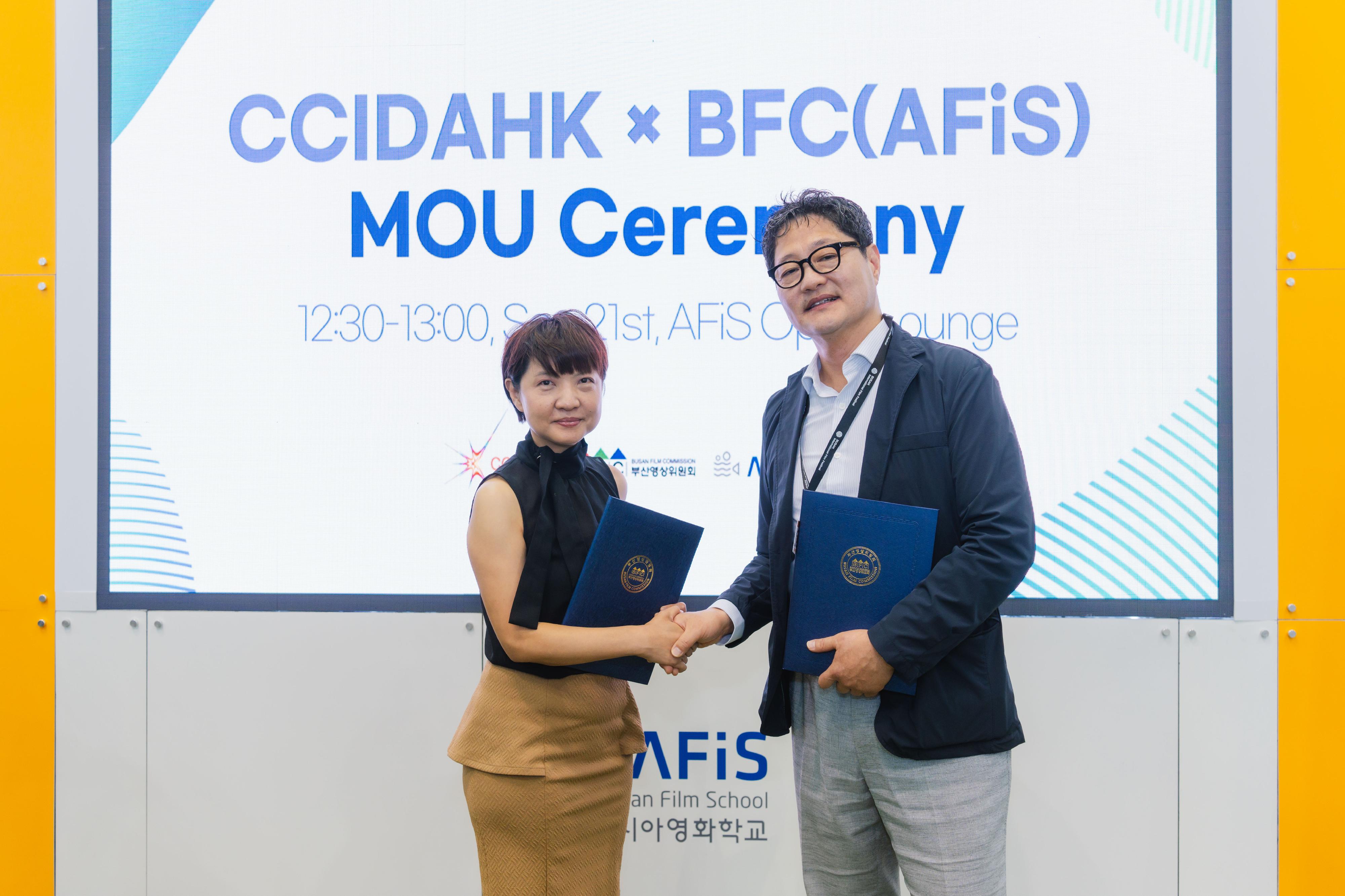 The Cultural and Creative Industries Development Agency (CCIDA) under the Culture, Sports and Tourism Bureau and Hong Kong Film Development Council led industry delegation to participate in Busan International Film Festival in Korea from September 19 to 23. Photo shows Head (Film Promotion and Facilitation) of CCIDA, Ms Irene Yuen (left), and the representative of Busan Asian Film School after signing a Memorandum of Understanding.
