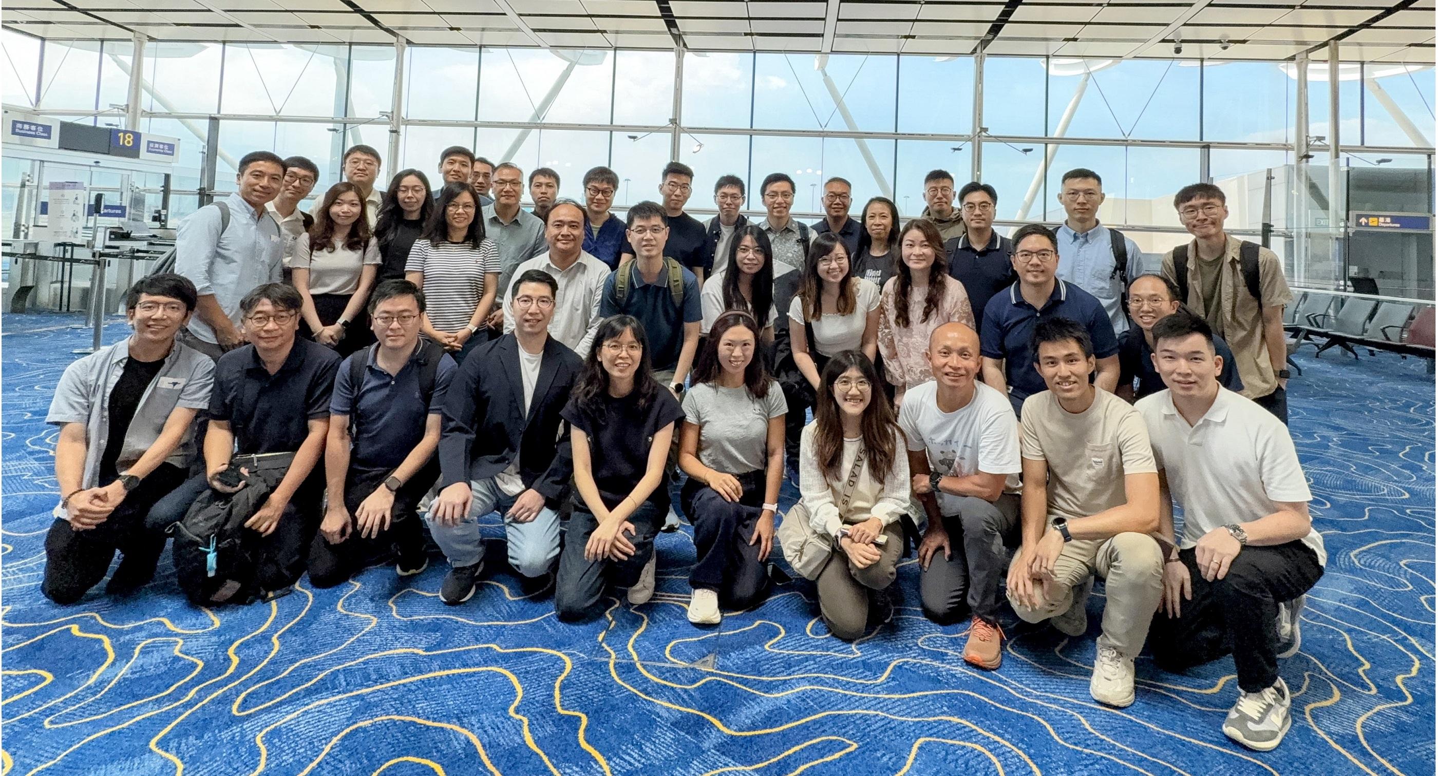 Digital Policy Office study group departed yesterday (September 22) for Beijing to participate in the sixth cohort of "Tsinghua University Course on Developments in the Contemporary China and Digital Governance". Photo shows participants taking a group photo before departure.