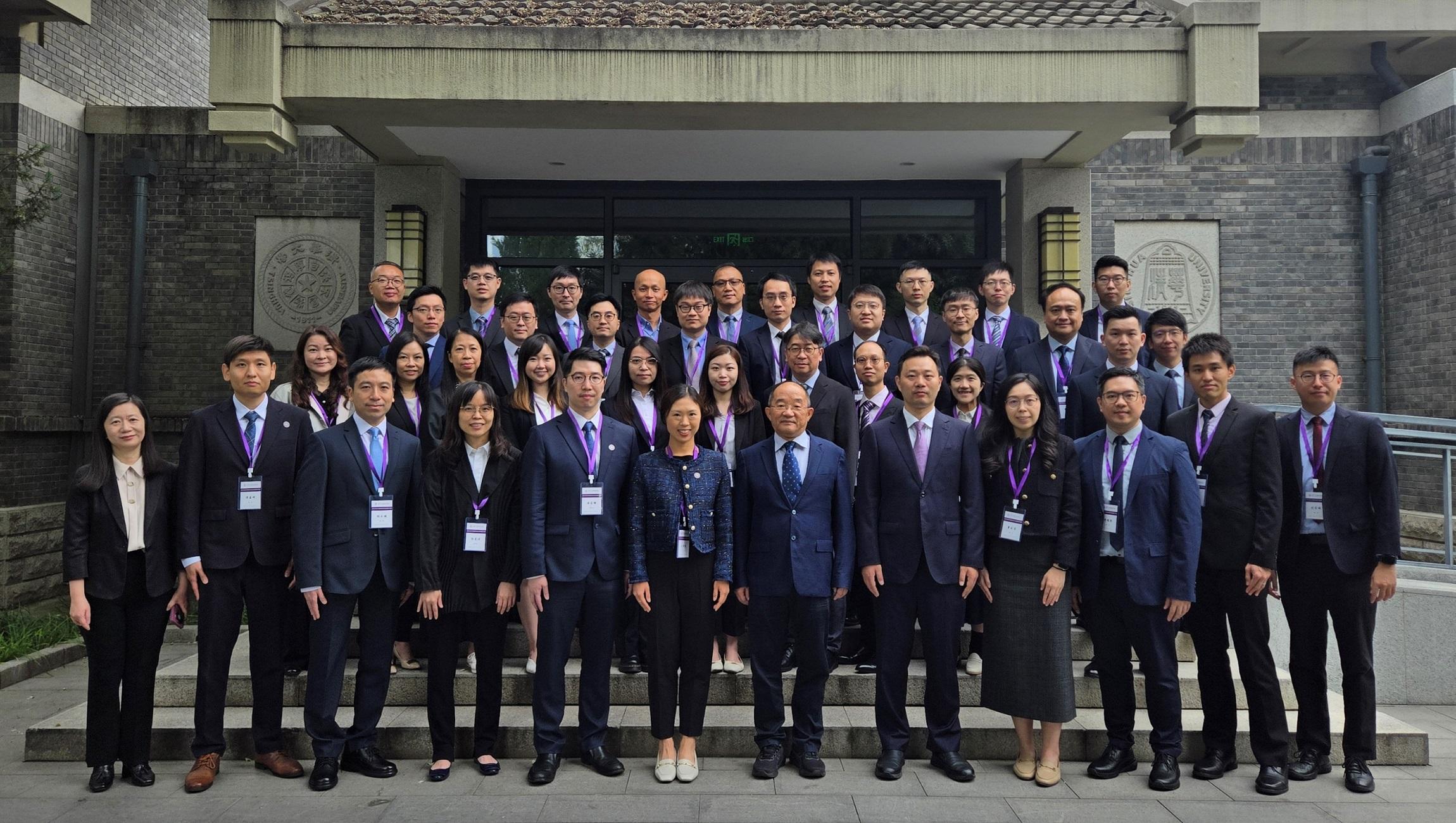 Digital Policy Office holds the sixth cohort of "Tsinghua University Course on Developments in the Contemporary China and Digital Governance" commenced today (September 23). Photo shows participants taking a group photo at the inauguration ceremony of the course.