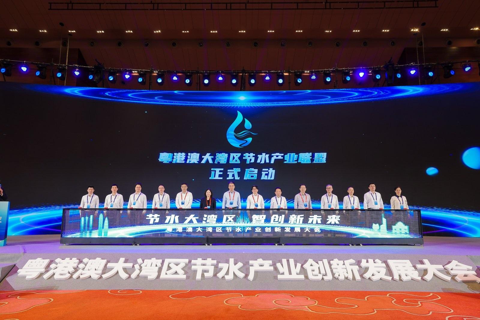 The Director of Water Supplies, Mr Roger Wong, today (September 23) attended the Guangdong-Hong Kong-Macao Greater Bay Area (GBA) Water Conservation Industry Innovation and Development Conference and Expo in Guangzhou, and participated in the inauguration ceremony of the GBA Water Conservation Industry Alliance held on the same day. Photo shows Mr Wong (seventh right) and other guests after the ceremony.