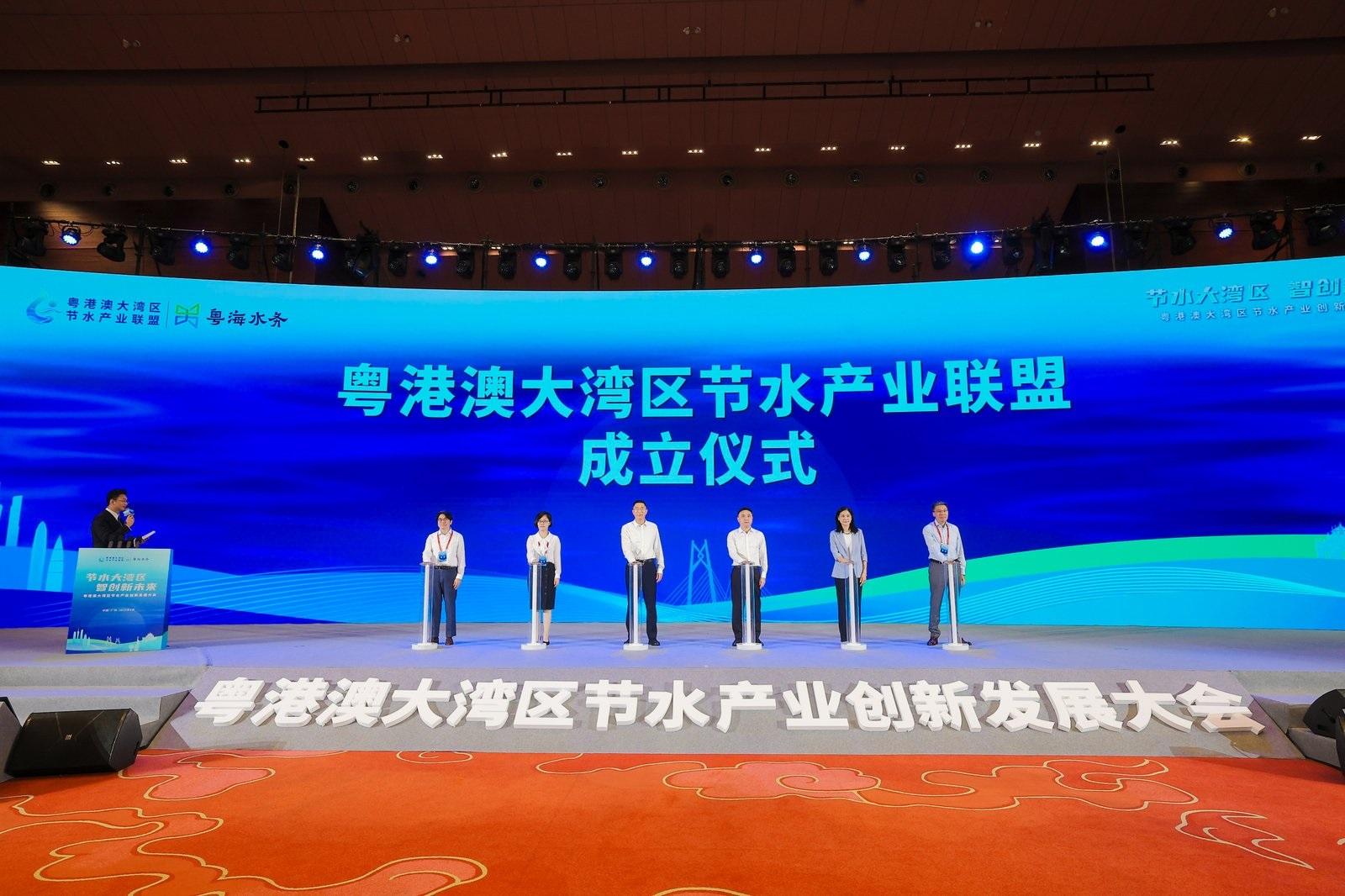 The Director of Water Supplies, Mr Roger Wong (first left), today (September 23) attended the Guangdong-Hong Kong-Macao Greater Bay Area (GBA) Water Conservation Industry Innovation and Development Conference and Expo in Guangzhou and jointly officiated at the inauguration ceremony of the GBA Water Conservation Industry Alliance with the Director of the Pearl River Water Resources Commission of the Ministry of Water Resources, Mr Wu Xiaolong (third left); Deputy Director General of the Water Resources Department of Guangdong Province Ms Chen Jian (second left); the Director of the Marine and Water Bureau of Macao, Ms Wong Soi-man (second right), and senior management of Guangdong Holdings Limited.