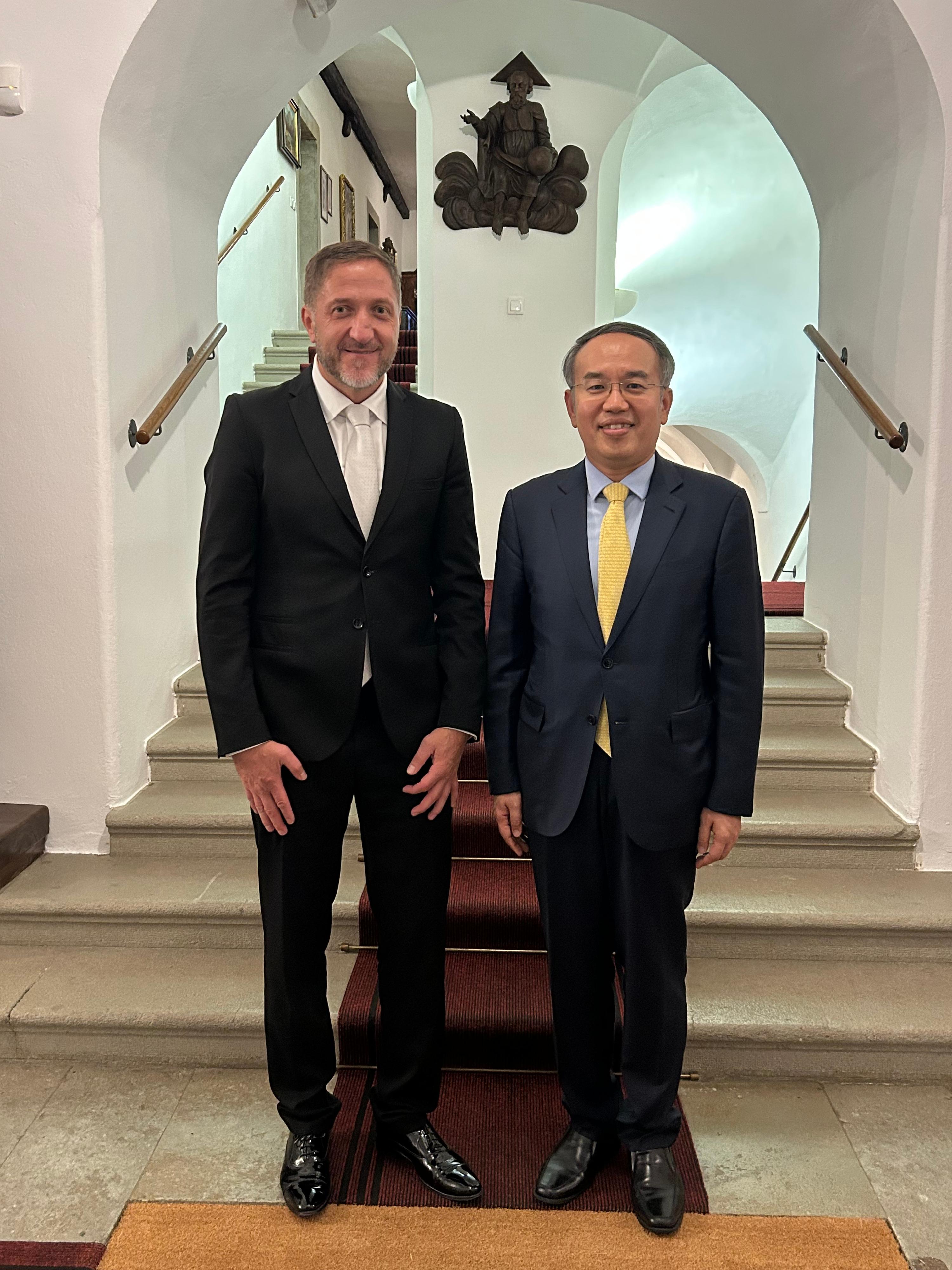 The Secretary for Financial Services and the Treasury, Mr Christopher Hui (right), attends a welcome dinner on the invitation of the Deputy Prime Minister and Minister of Finance of Slovenia, Mr Klemen Boštjančič (left), in Ljubljana, Slovenia, on September 22 (Ljubljana time).