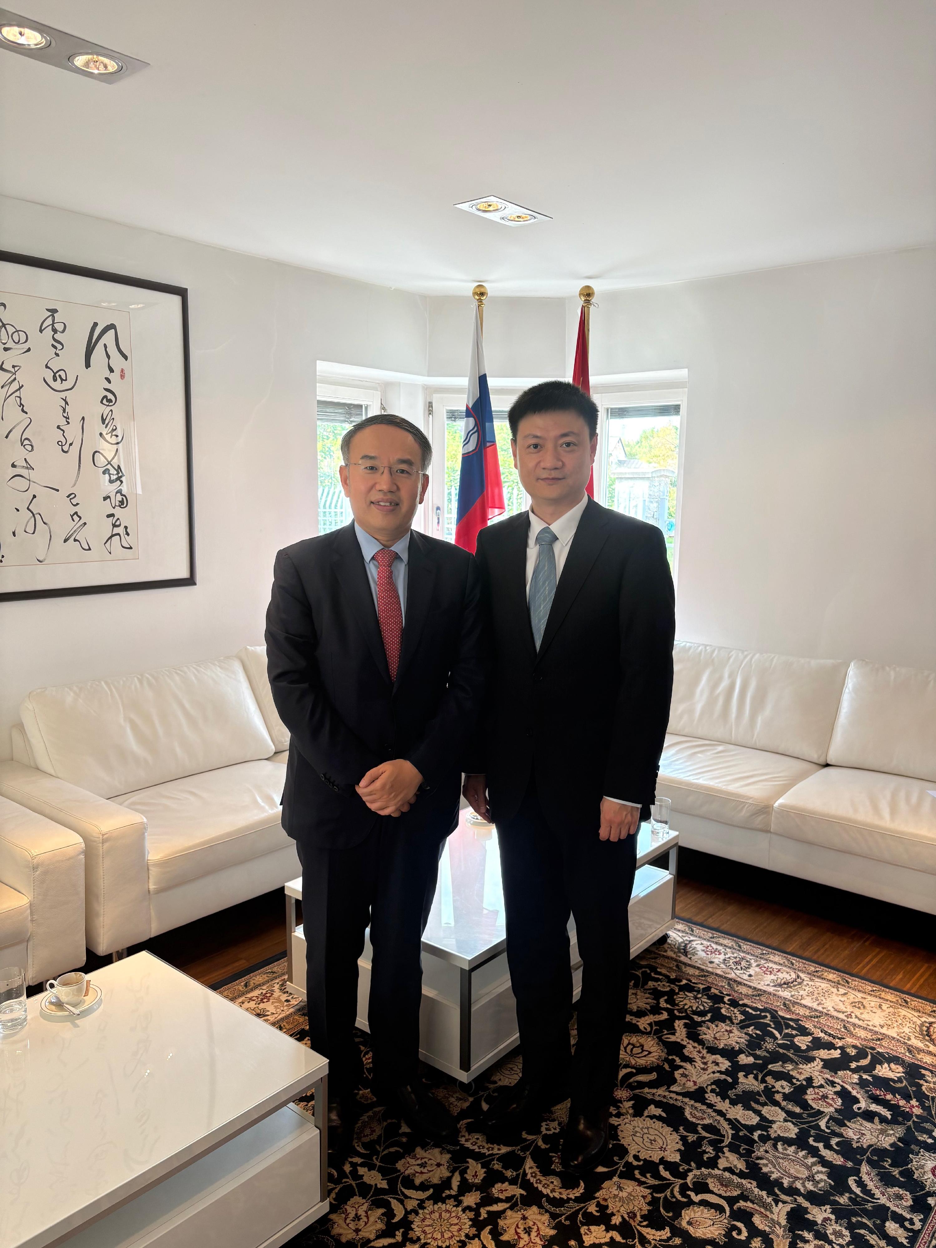 財經事務及庫務局局長許正宇（左）九月二十二日（盧布爾雅那時間）在斯洛文尼亞盧布爾雅那拜會中國駐斯洛文尼亞大使館臨時代辦趙炳輝（右）。
