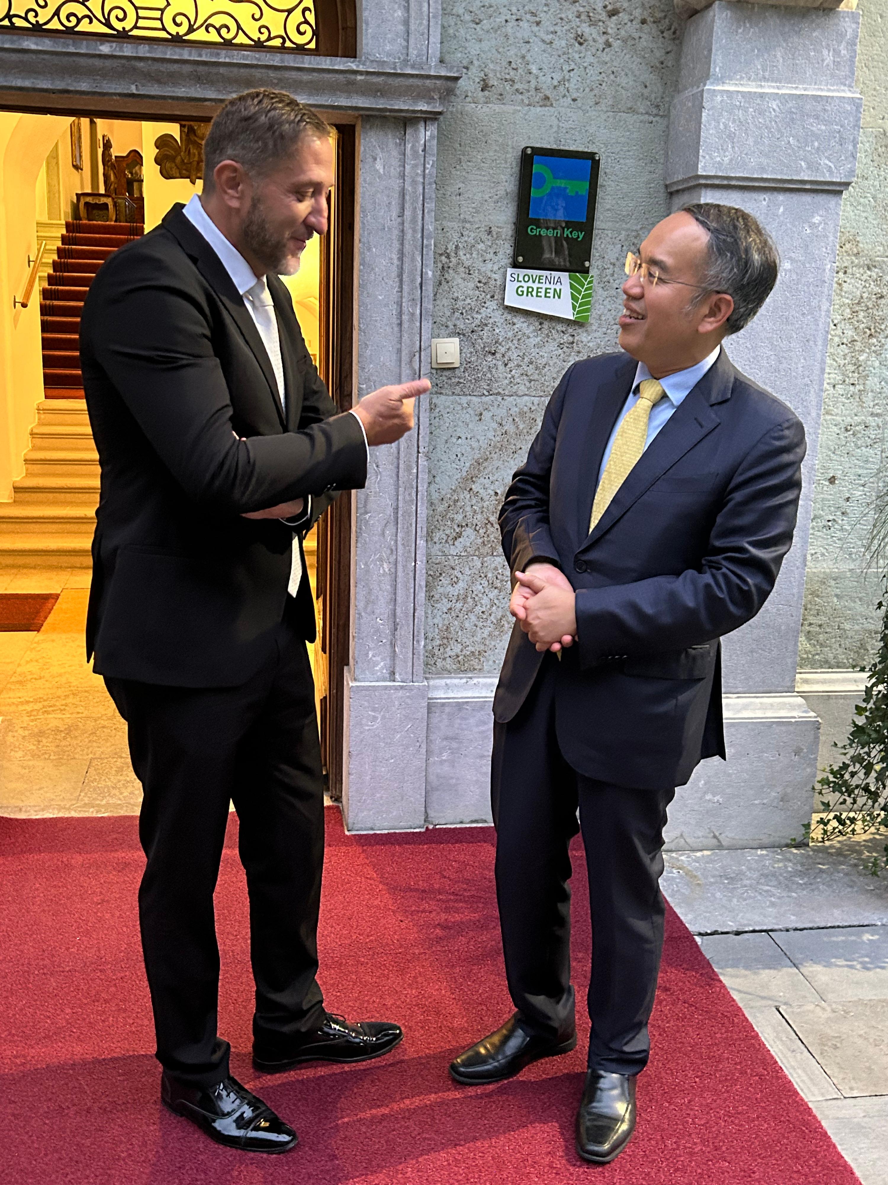 財經事務及庫務局局長許正宇（右）九月二十二日（盧布爾雅那時間）在斯洛文尼亞盧布爾雅那出席歡迎晚宴期間，與斯洛文尼亞副總理兼財政部長Klemen Boštjančič（左）交談。